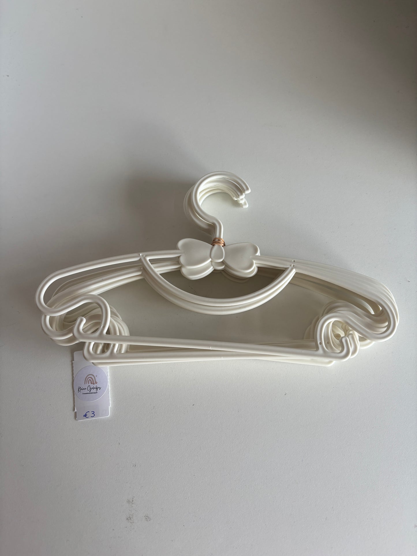 9 Crèmekleurige kleerhangers met strikje