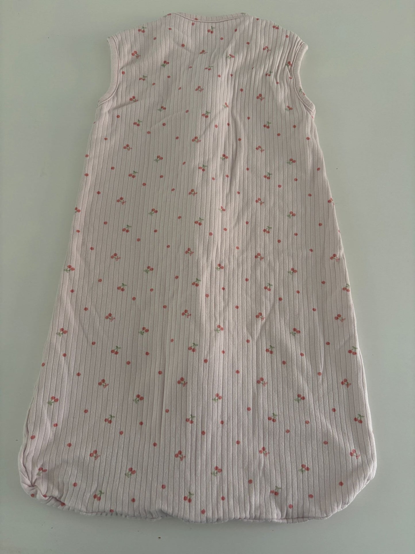 Lichtroze slaapzak met kersen