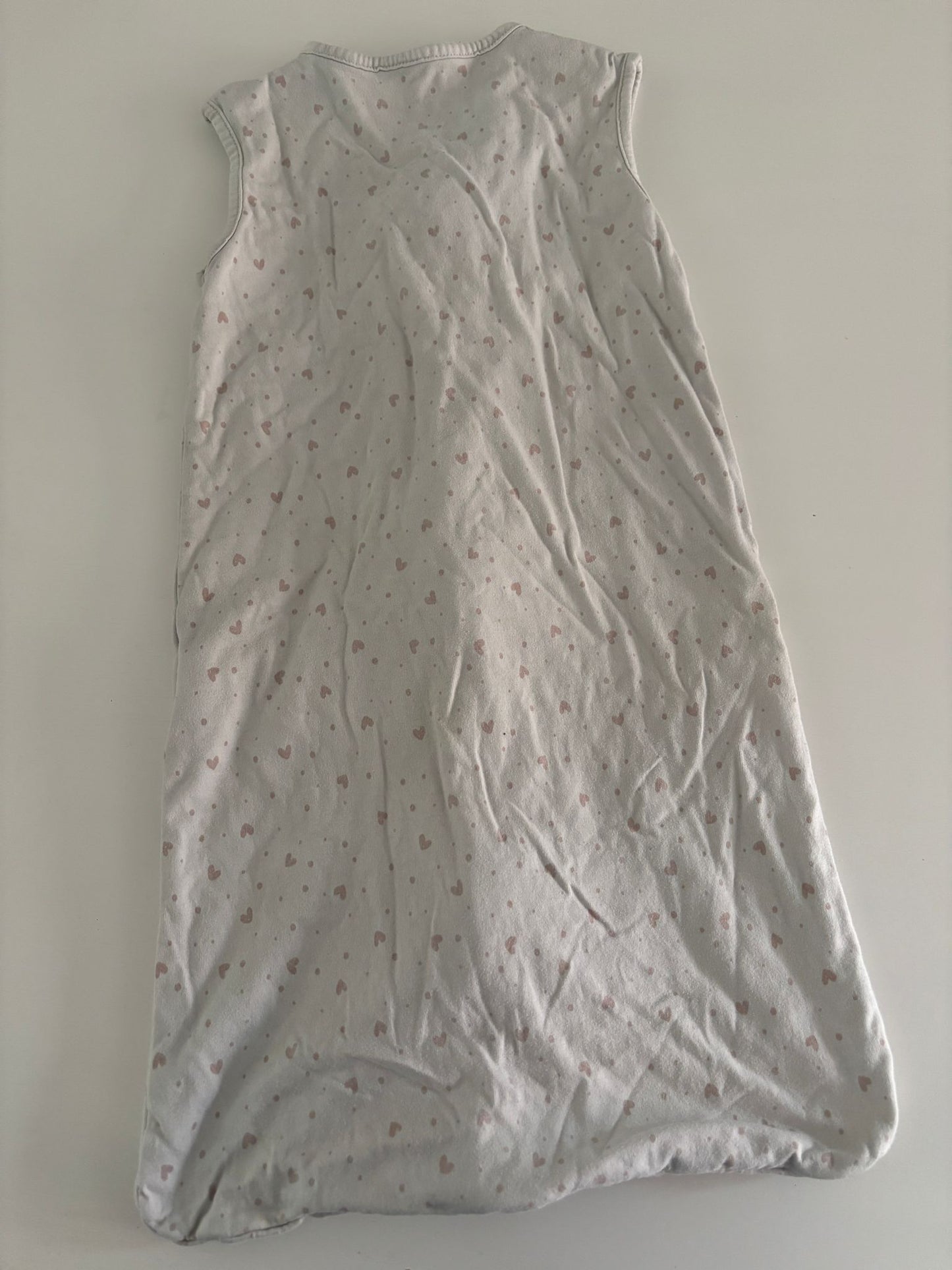 Witte slaapzak met roze hartjes