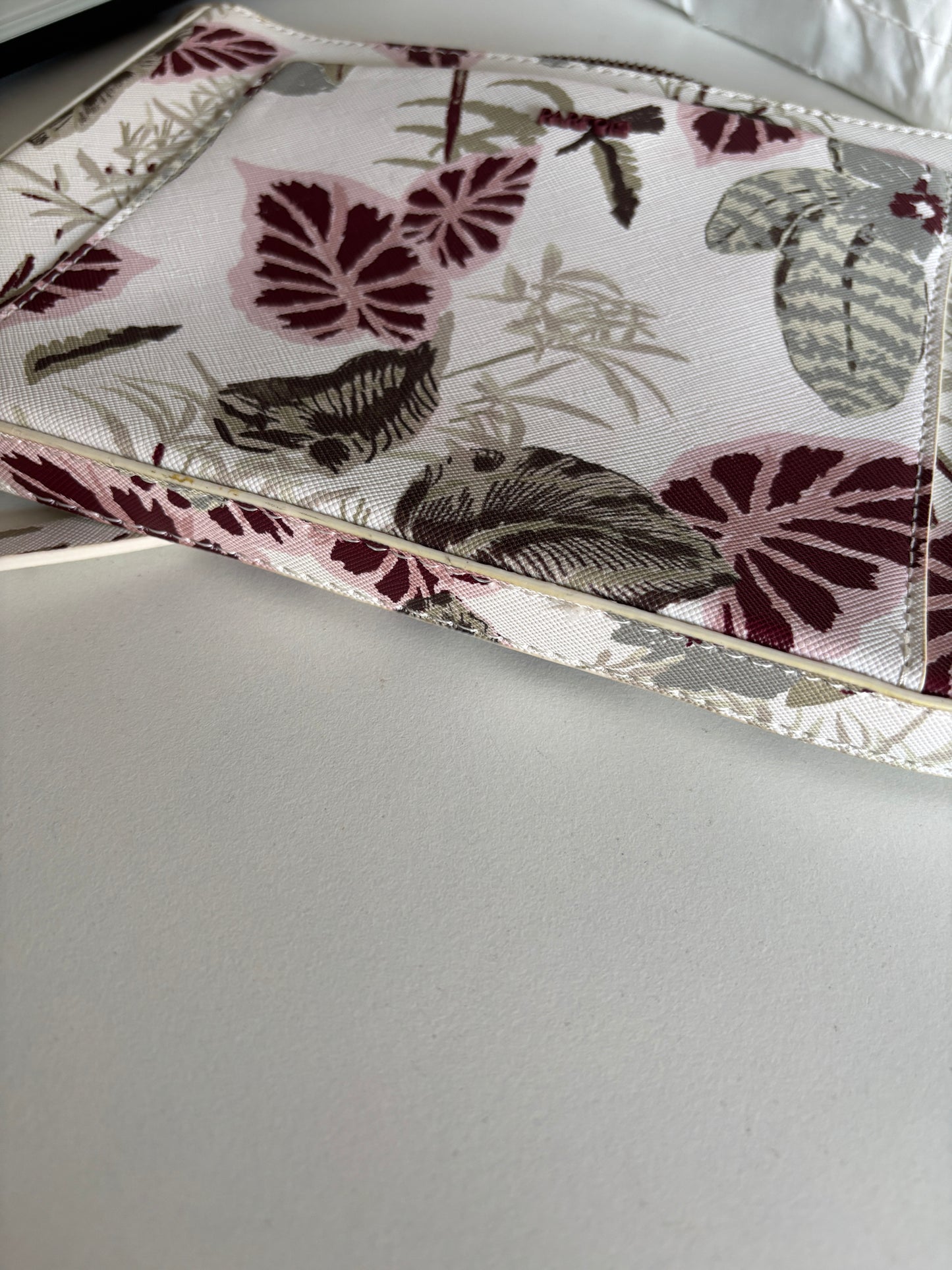 Wit schoudertasje met blaadjes