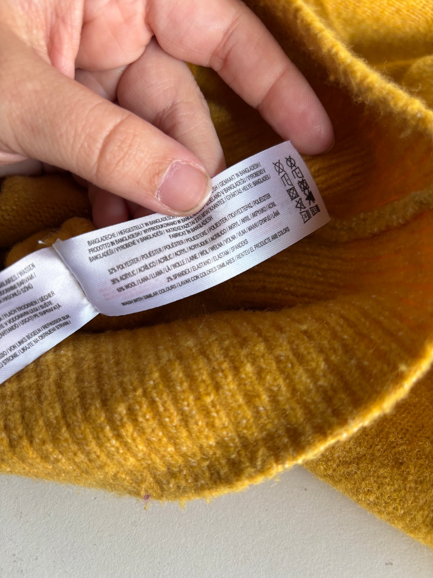 Mosterdgele overslagtrui