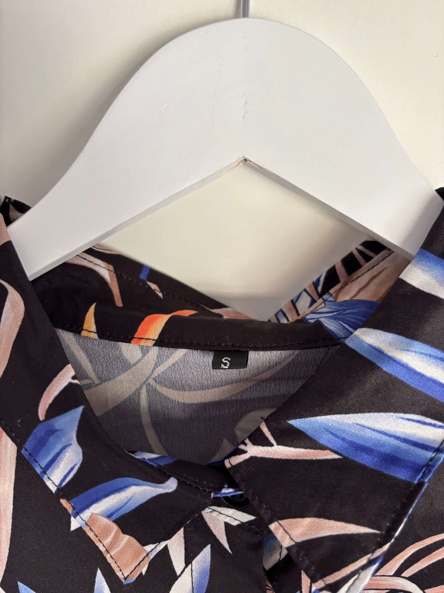 Zwarte jurk met bladeren