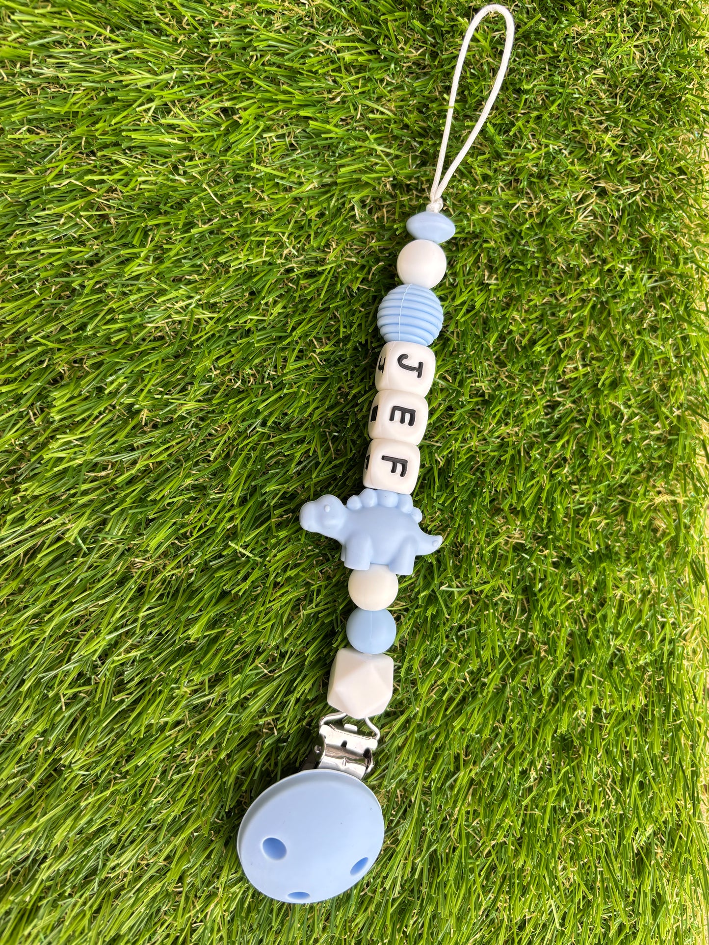 Lichtblauwe speenkoord met dino en naam