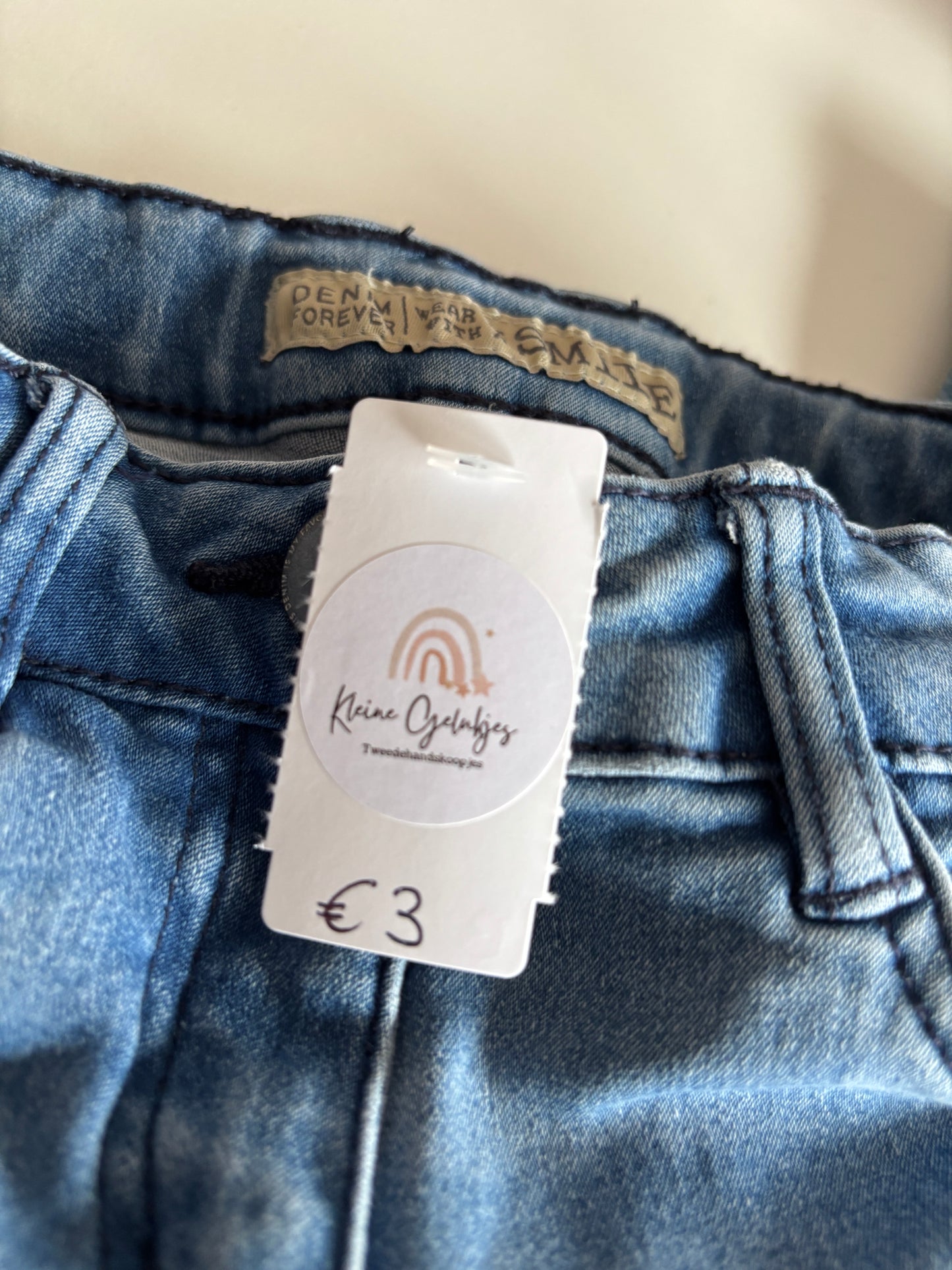 Blauwe driekwartjeansbroek