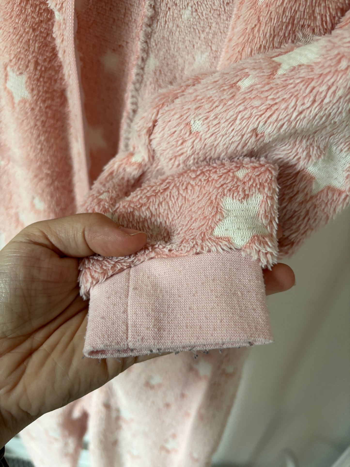 Lichtroze onesie met sterretjes