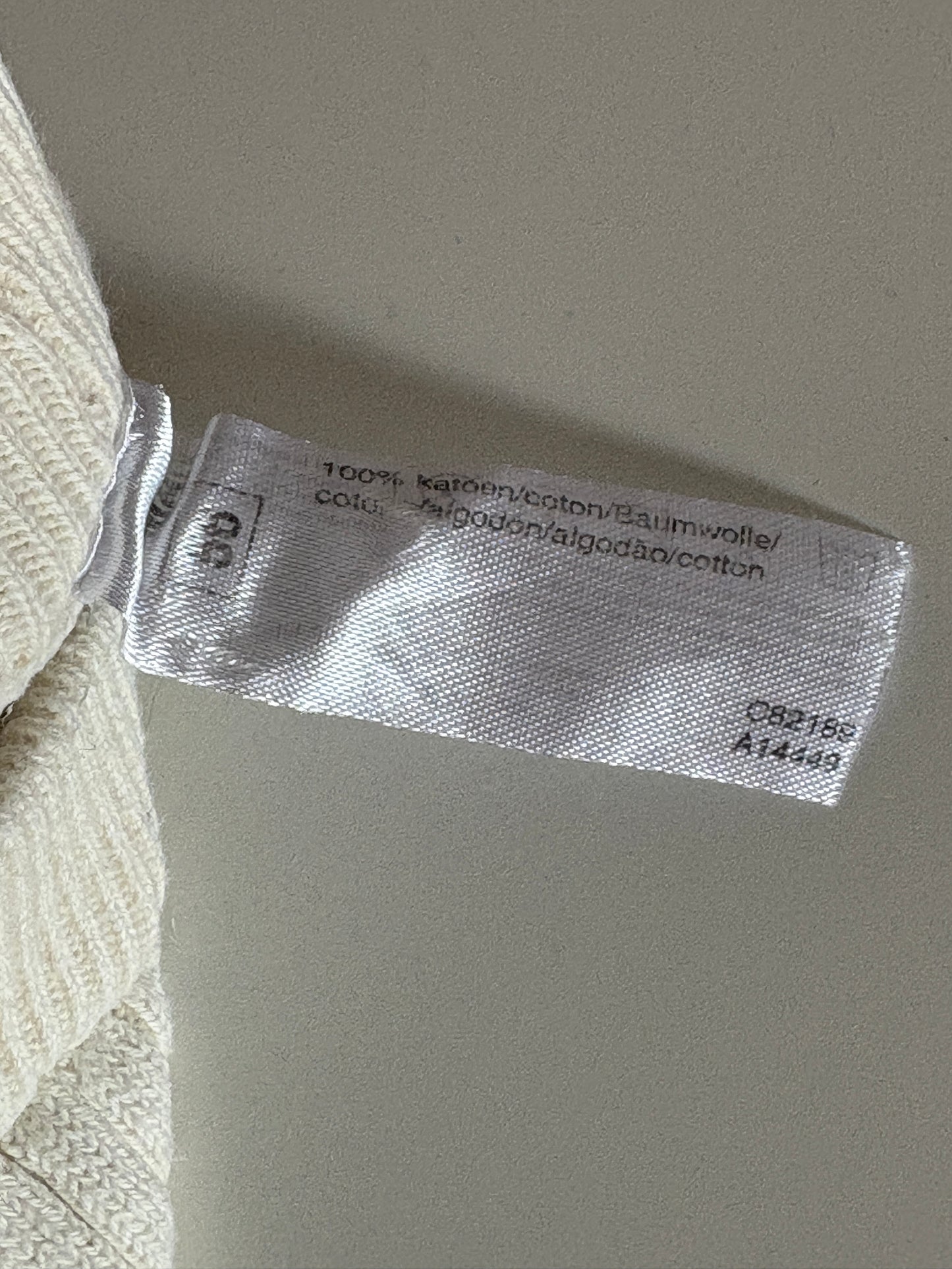 Crèmekleurig setje: overslagtruitje en broekje