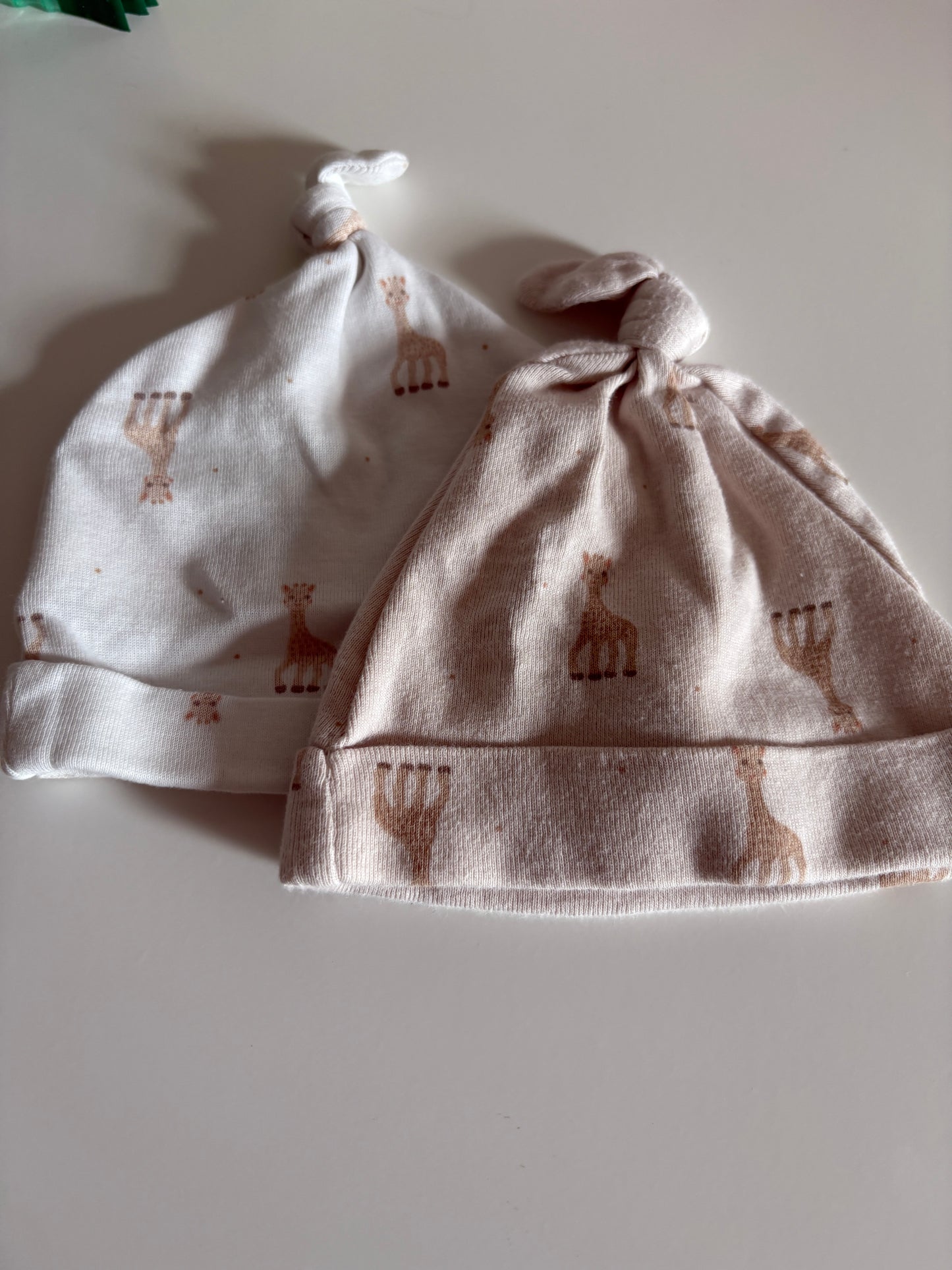 Setje Sophie De Giraf: eendelige pyjama, broekje met voetjes en 2 mutsjes