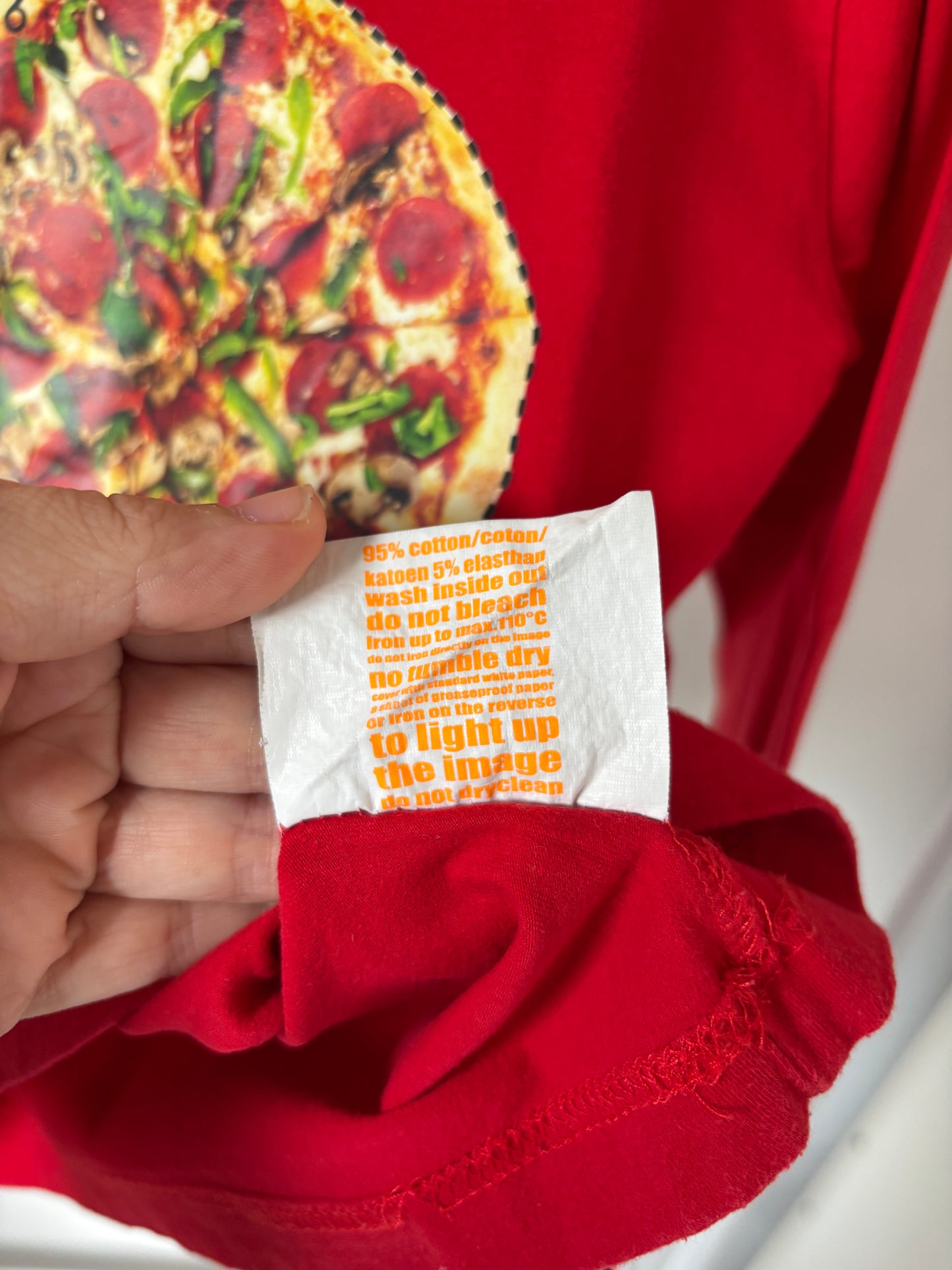 Rode longsleeve met pizza