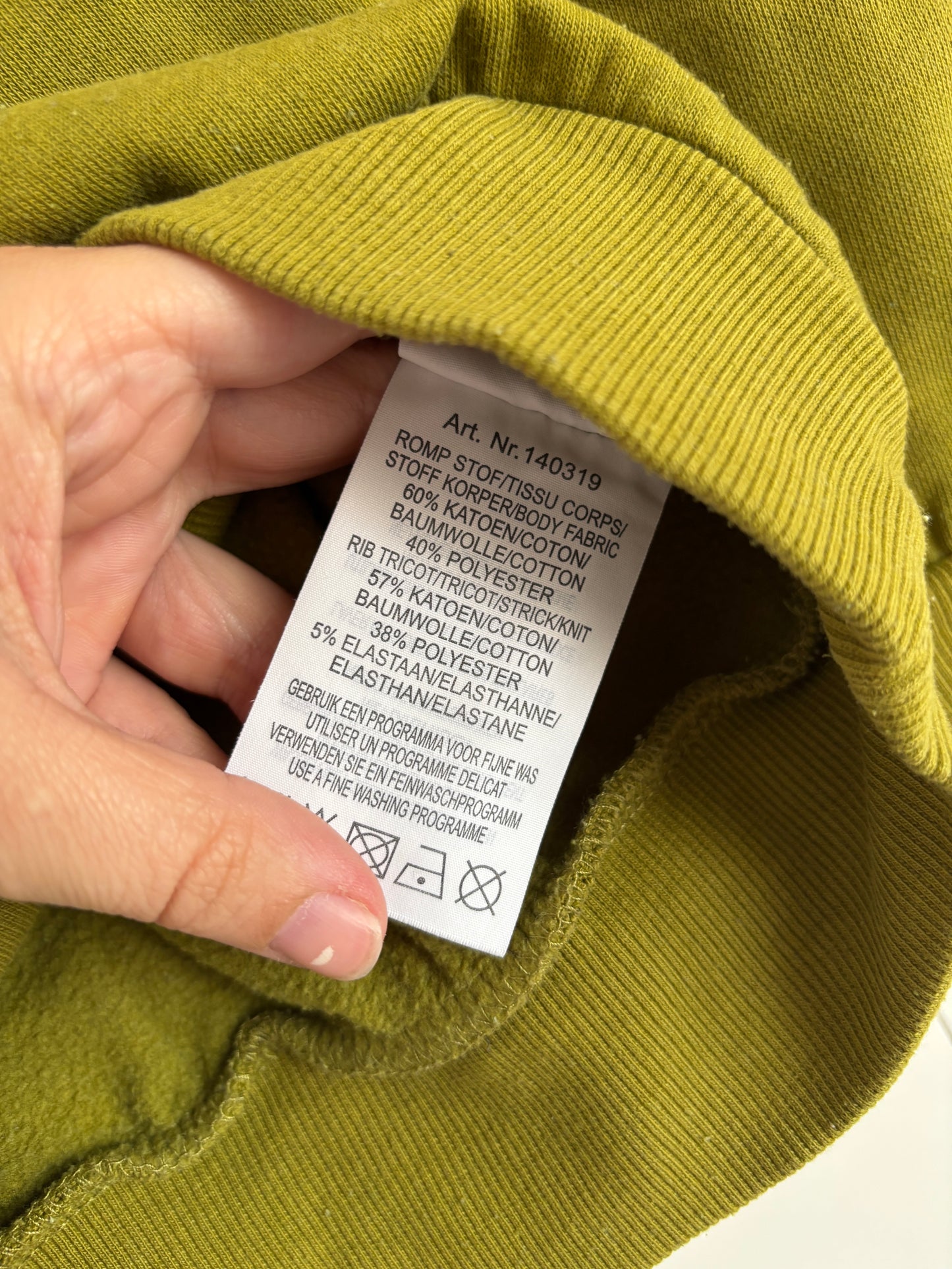 Mosterdgroene sweater met bloem