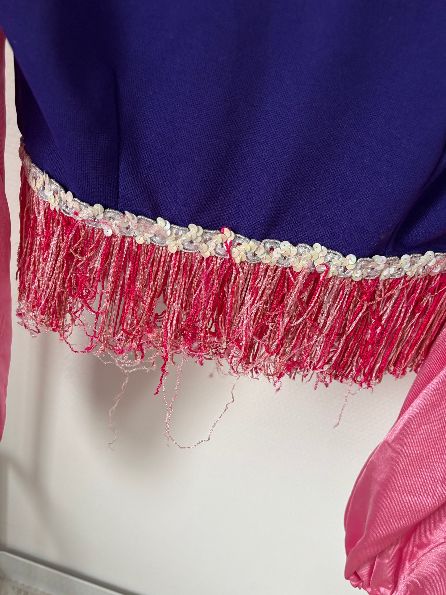 Blauwe blazer met roze mouwen