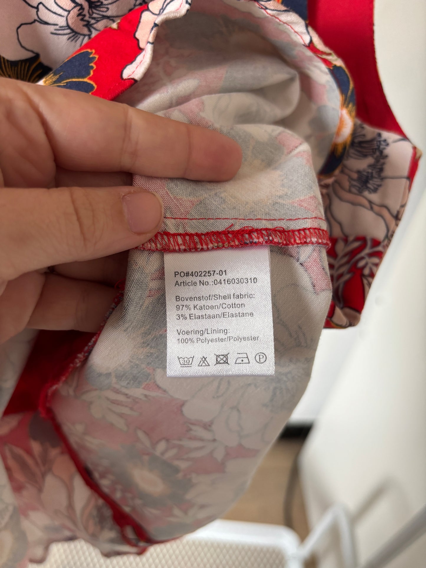 Rode blouse met bloemen