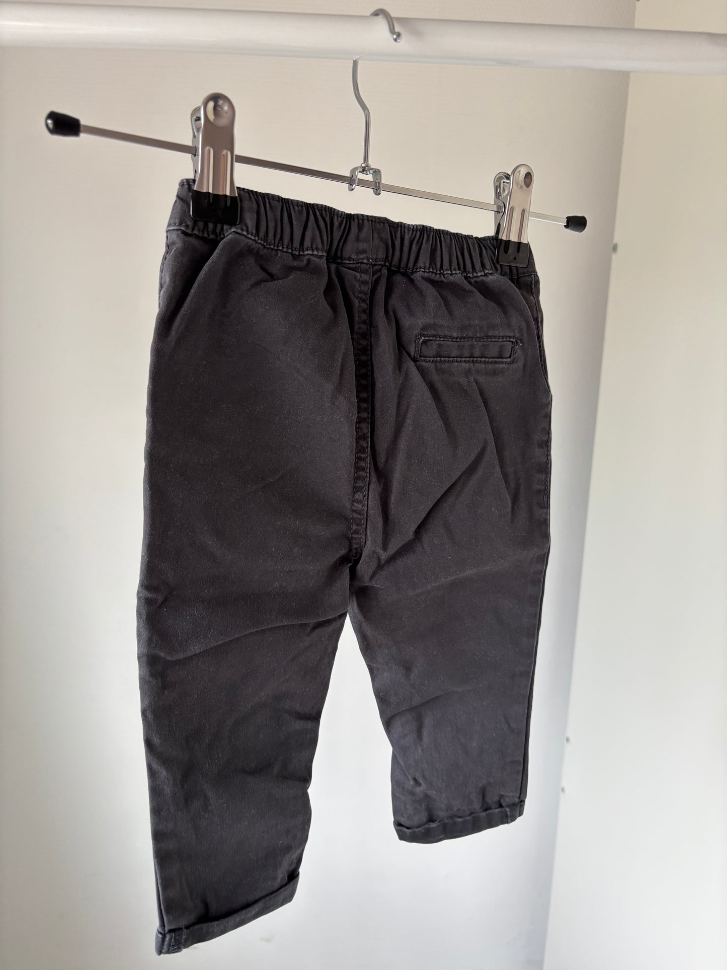 Setje: geruite hemdje en donkergrijze jeansbroek