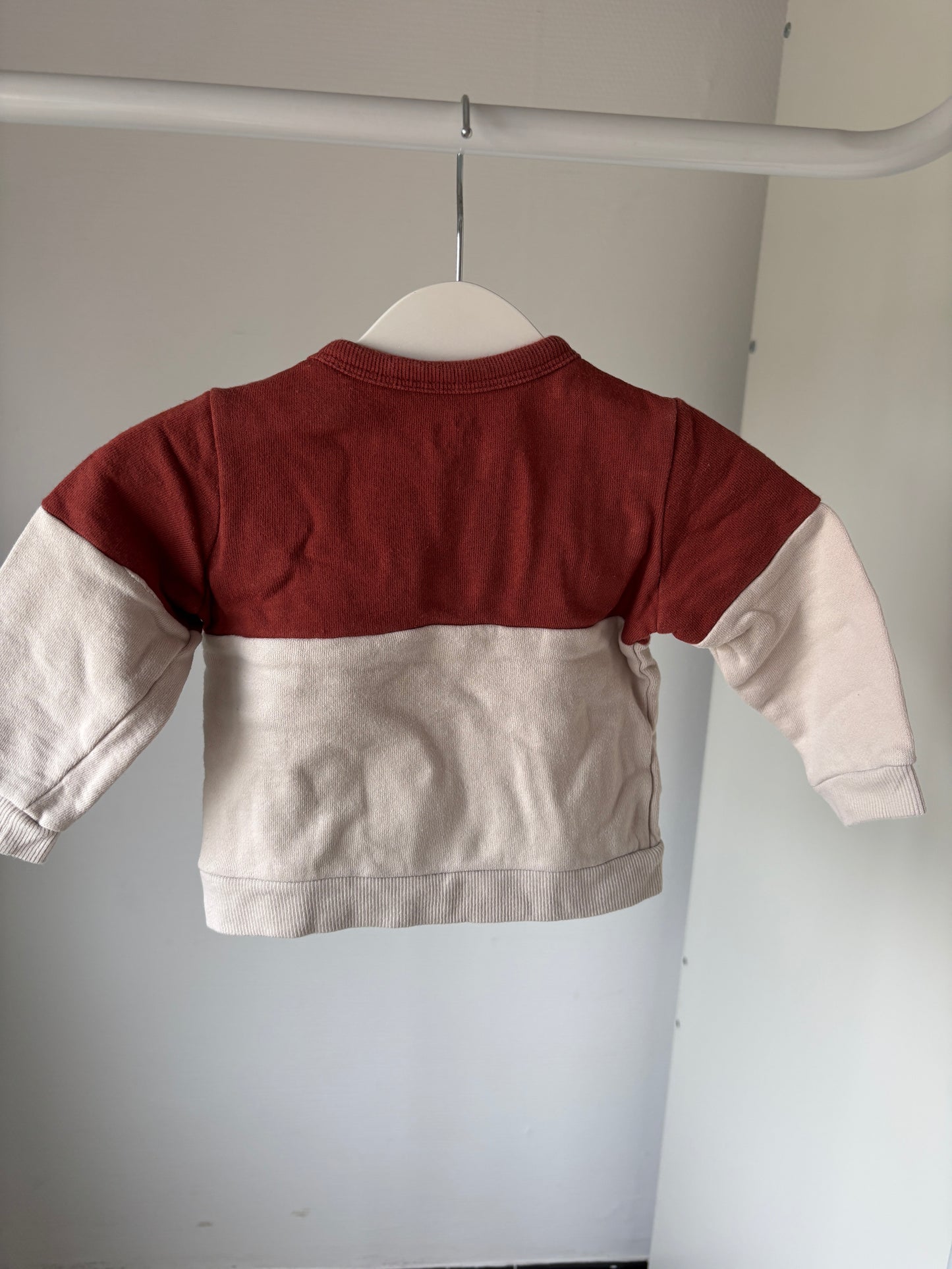 Beige-rode sweater Winnie The Pooh
