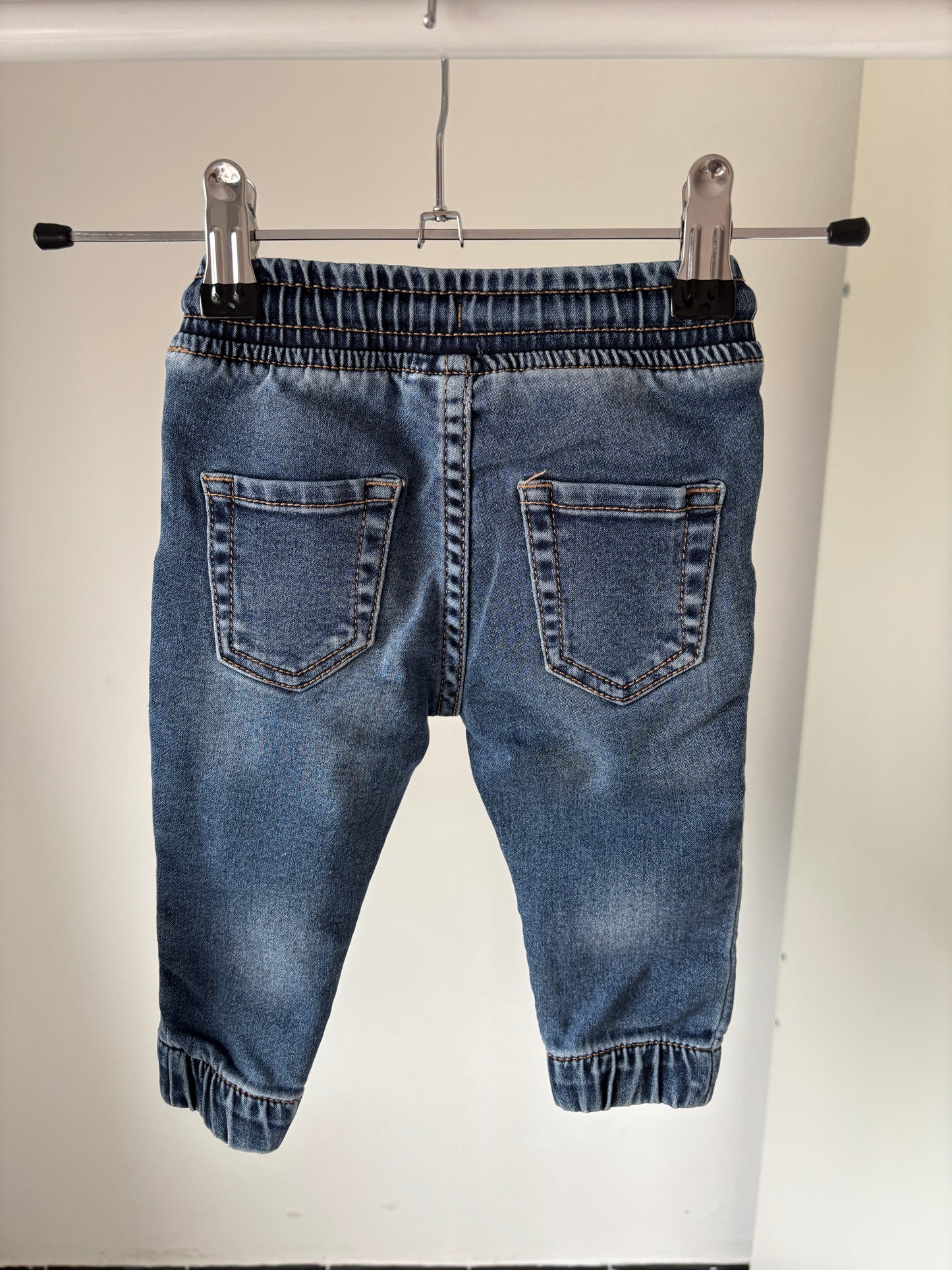 Setje: marineblauwe gestreepte longslevee en jeansbroek