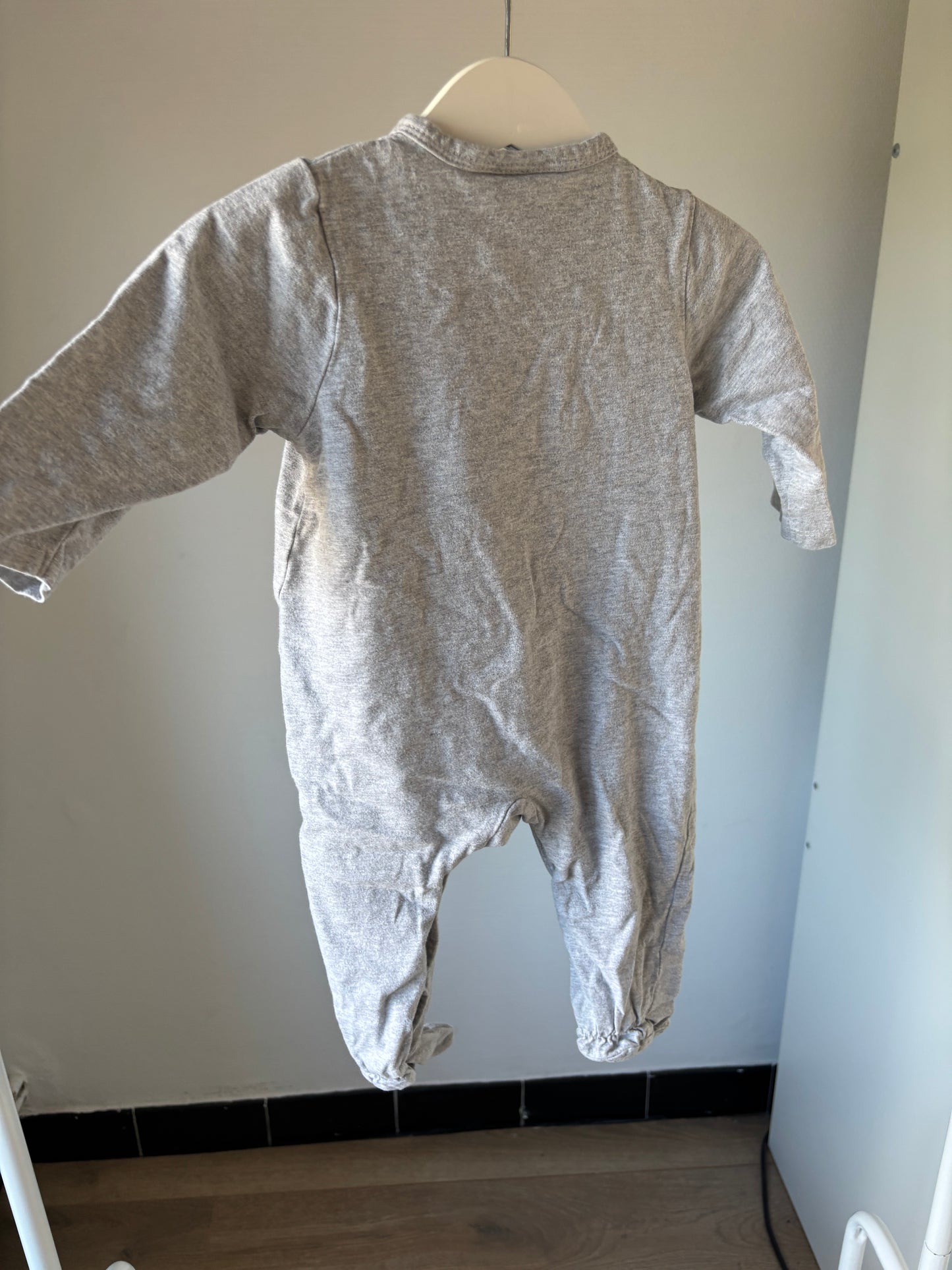 Lichtgrijze eendelige pyjama