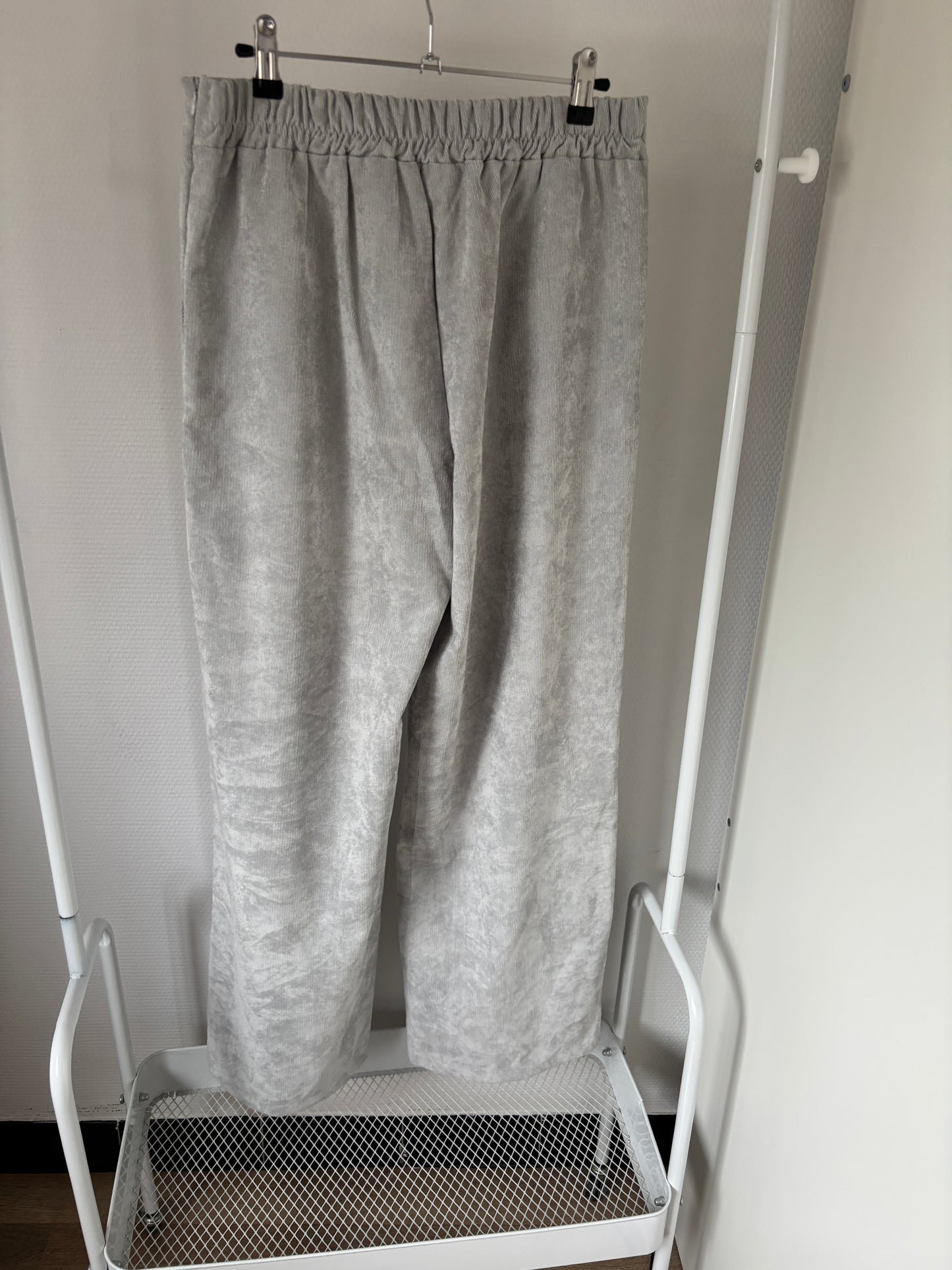 Lichtgrijze ribfluwelen broek