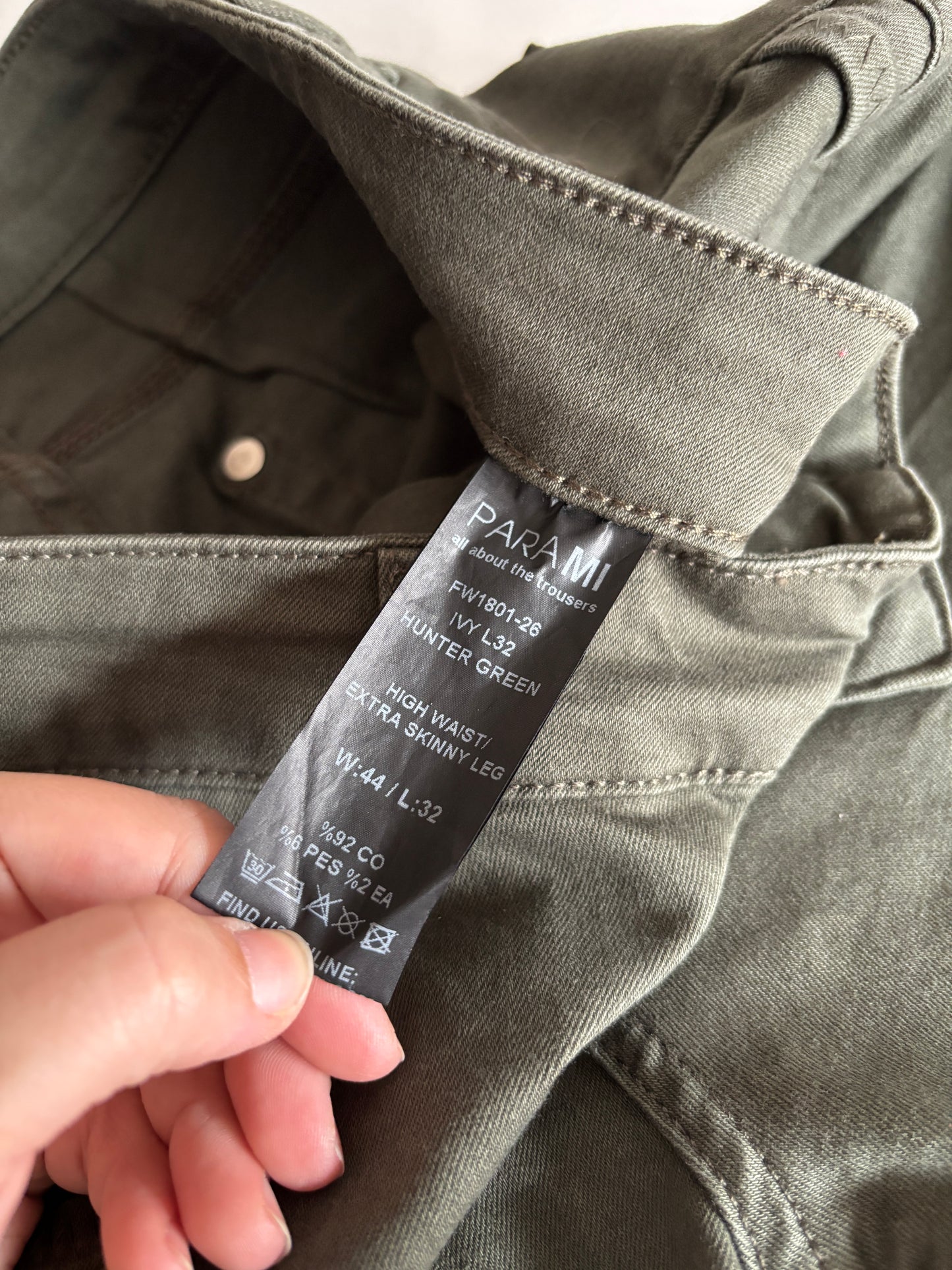 Donkergroene jeansbroek