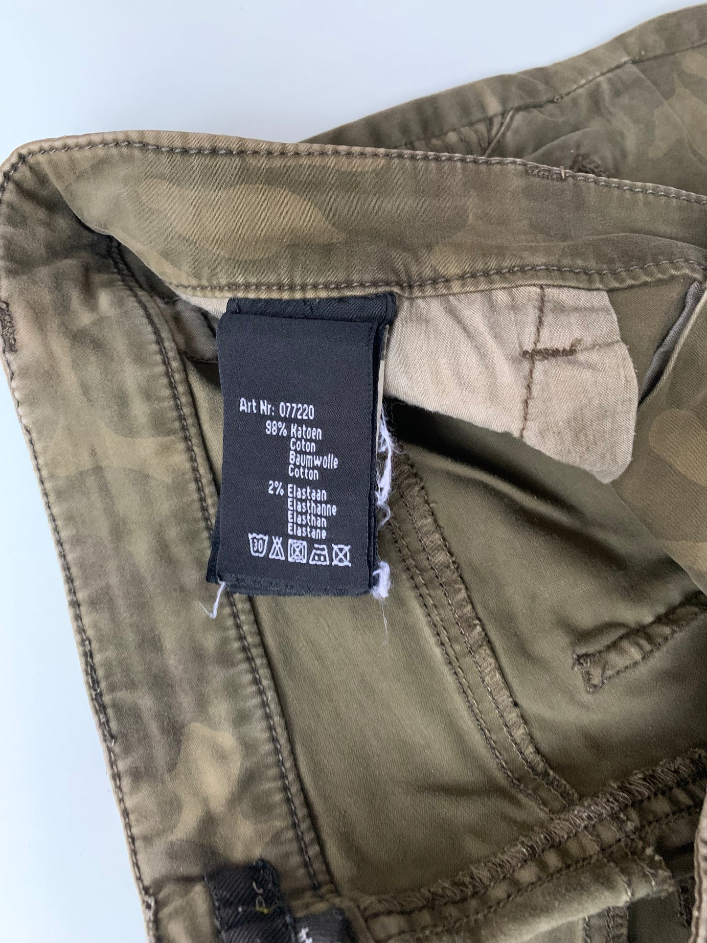 Khaki jeansbroek met camouflageprint