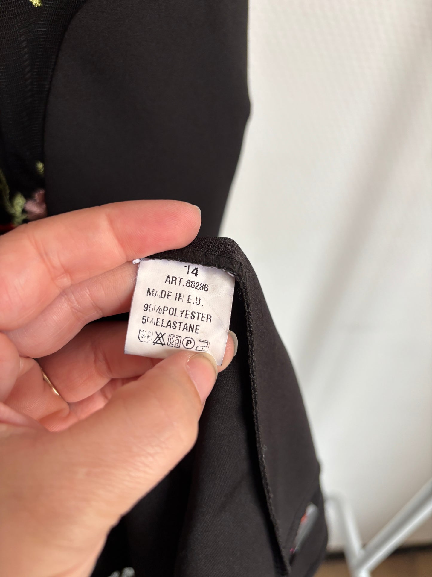 Zwarte jurk met rozen