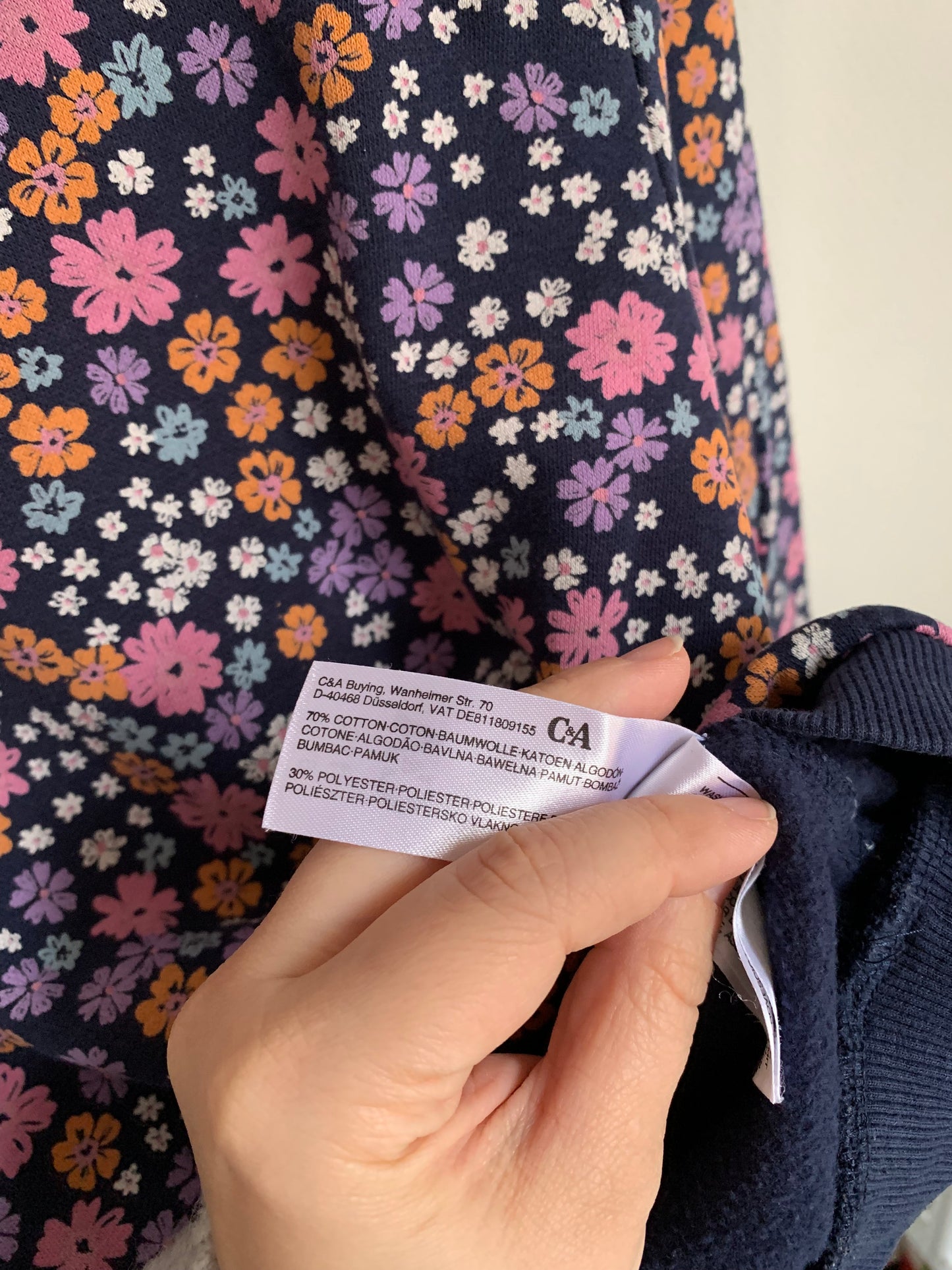 Marineblauwe sweatshirt met bloemetjes