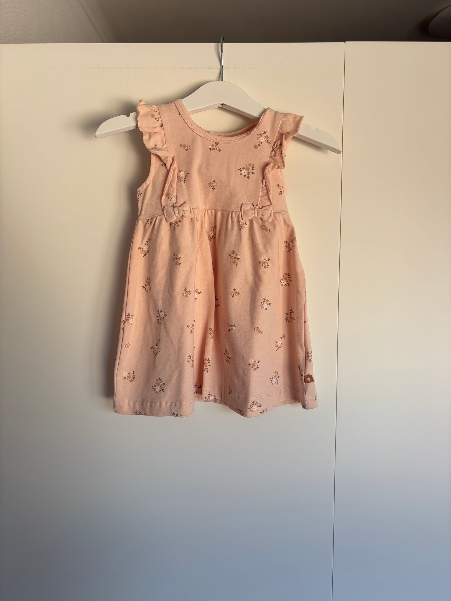 Lichtroze mouwloos jurkje