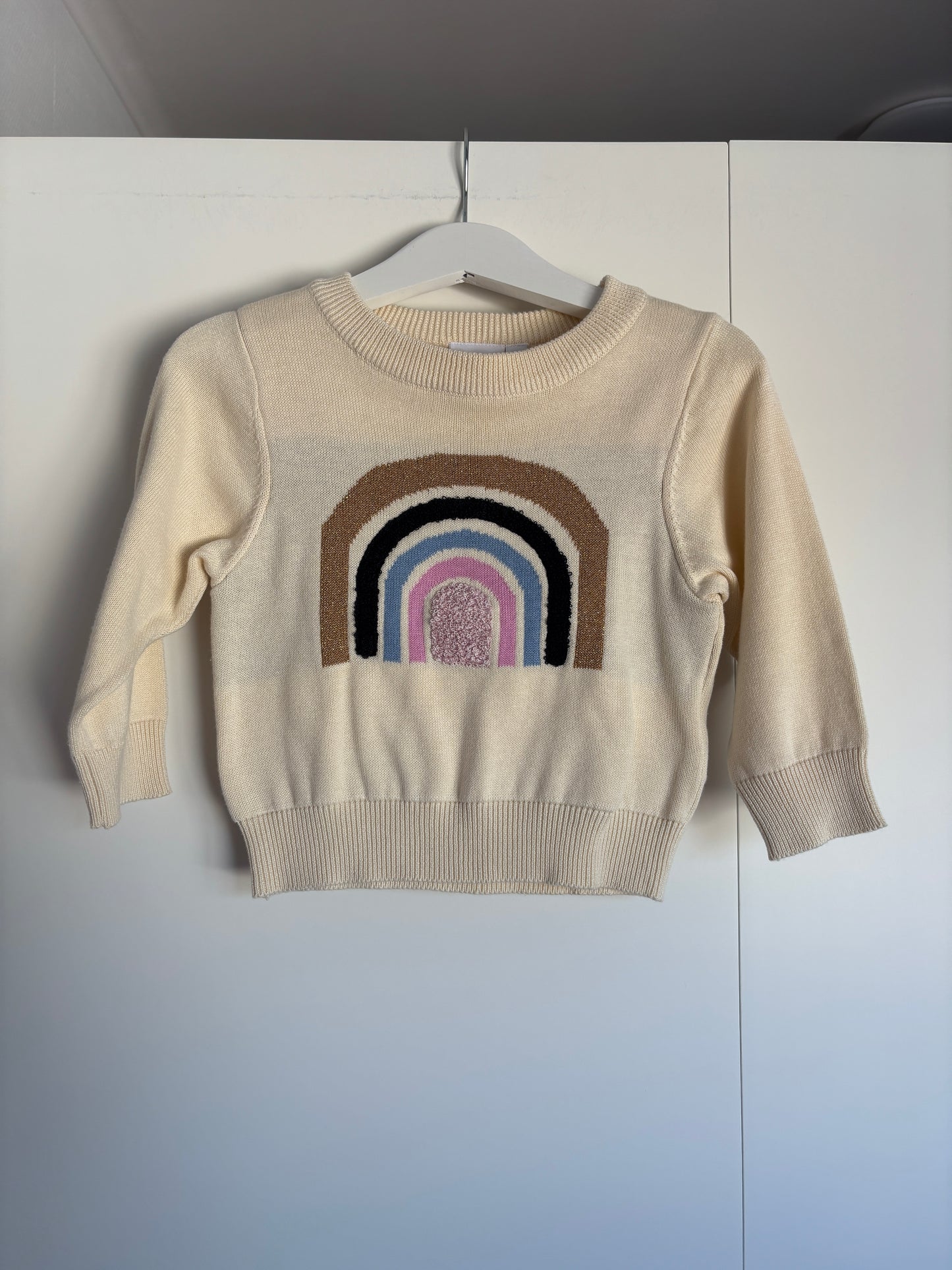 Crèmekleurige trui met regenboog