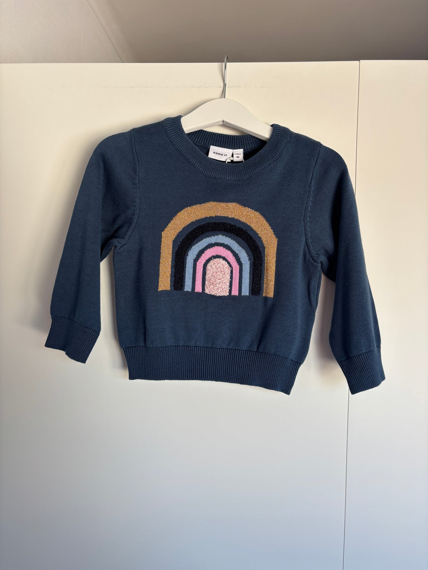 Marineblauwe trui met regenboog
