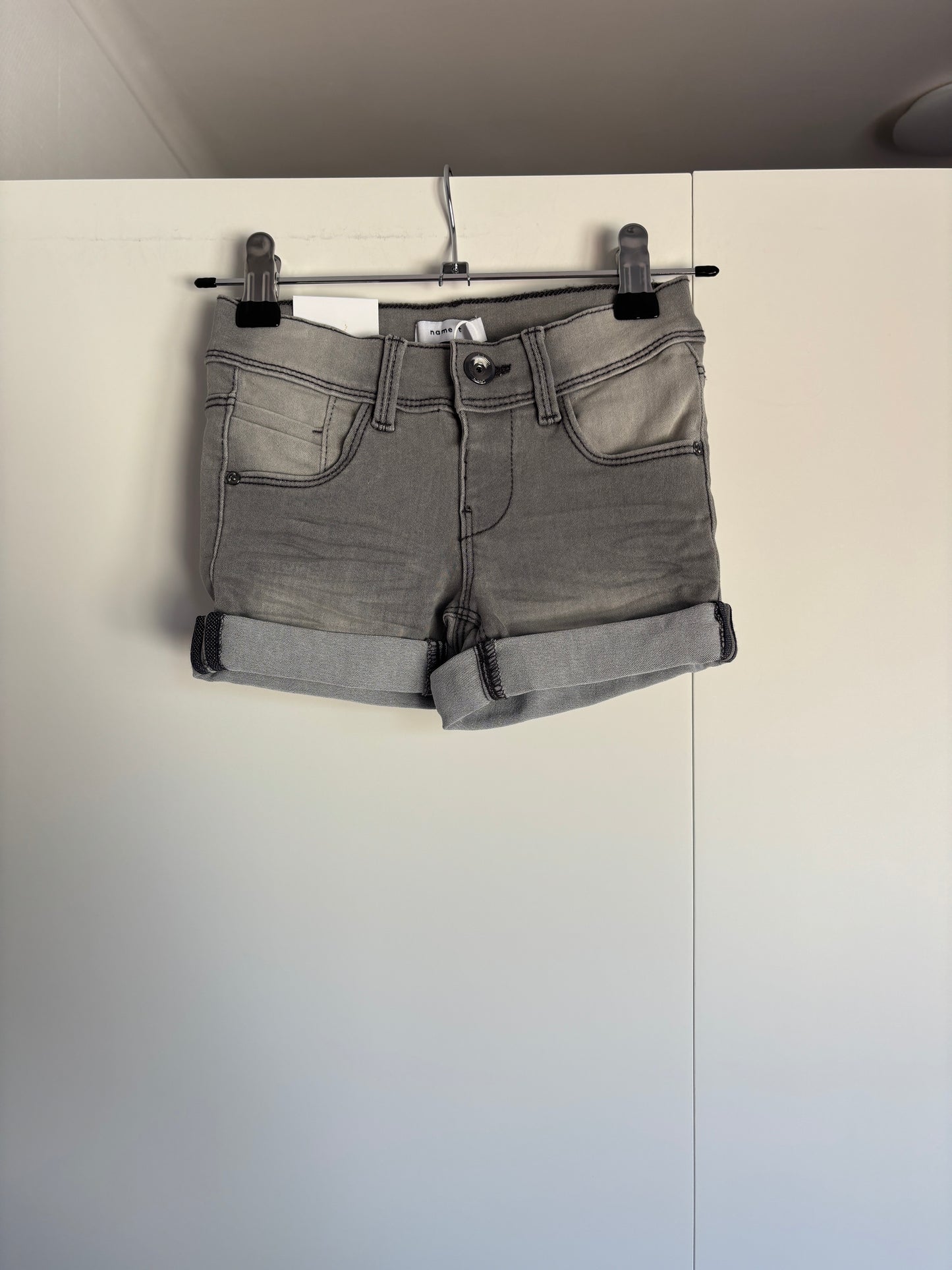Lichtgrijs jeansshortje