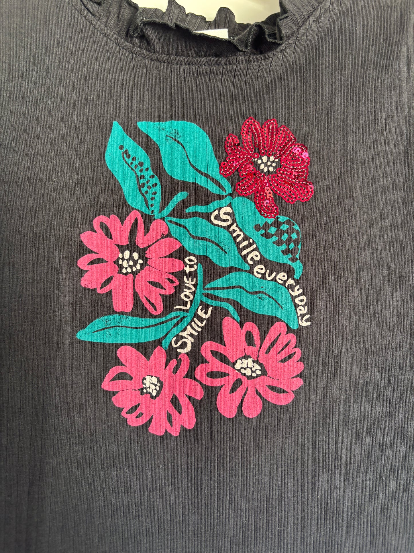 Zwarte riblongsleeve met bloemen