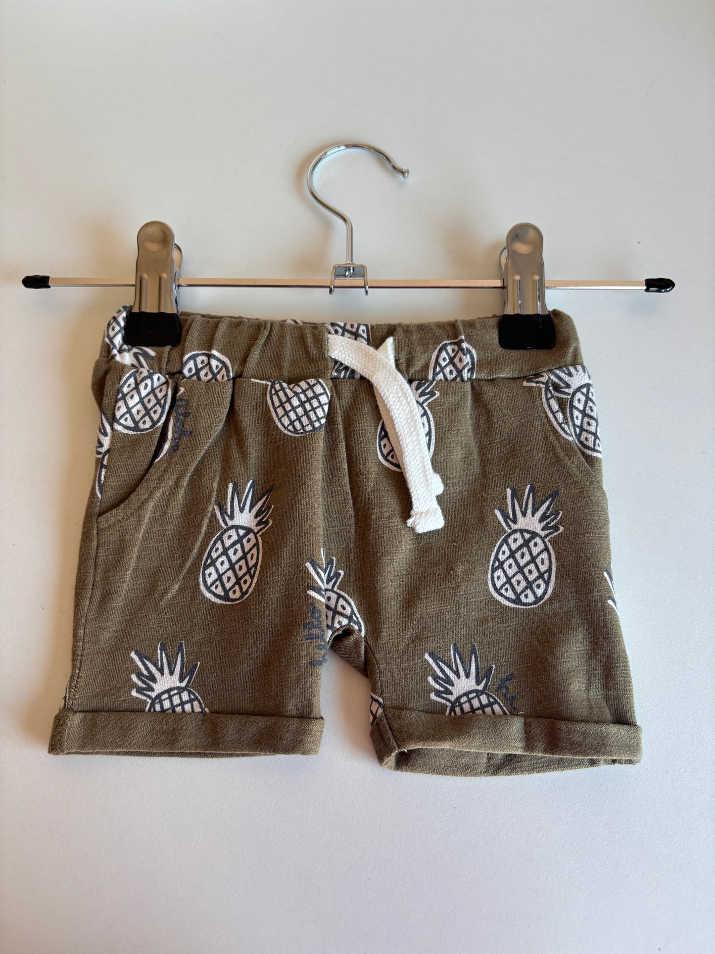 Khaki shortje met ananas
