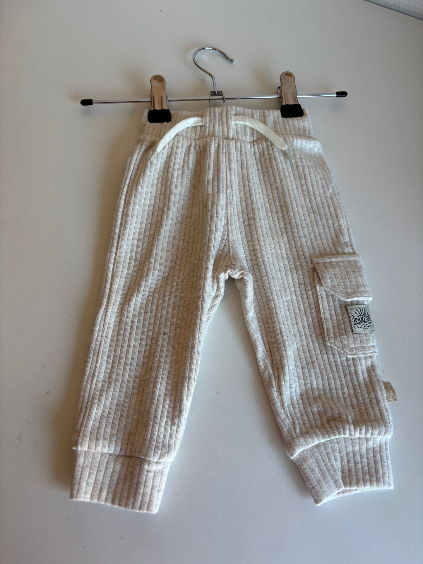 Crèmekleurig broekje