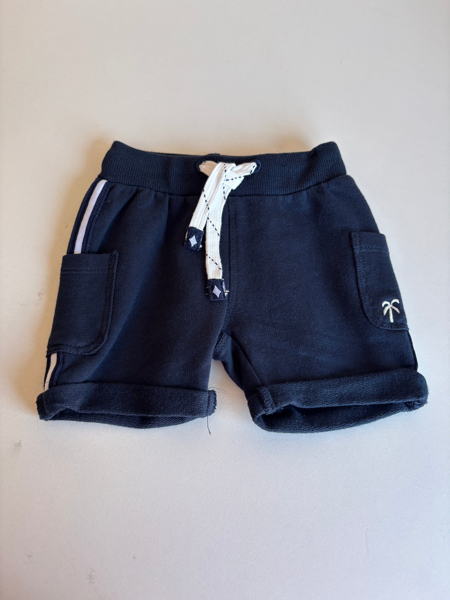 Marineblauwe shortje