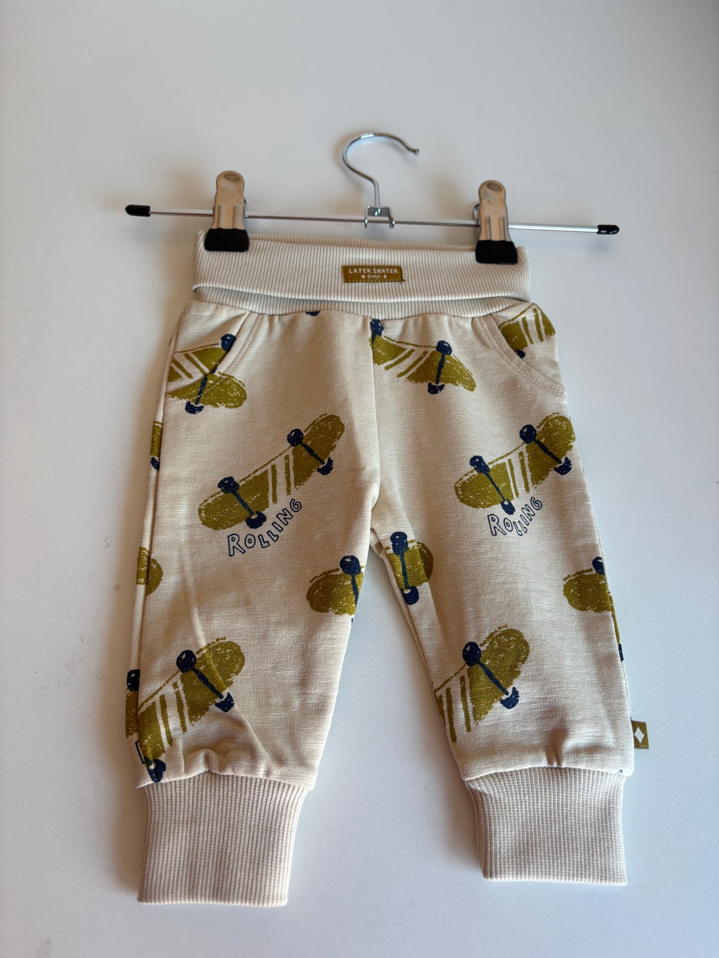 Zandkleurig broekje "Rolling"