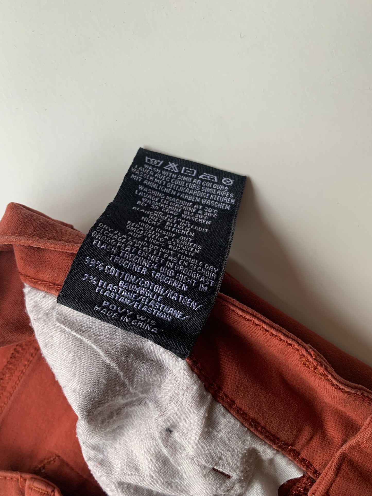 Roestkleurige jeansbroek