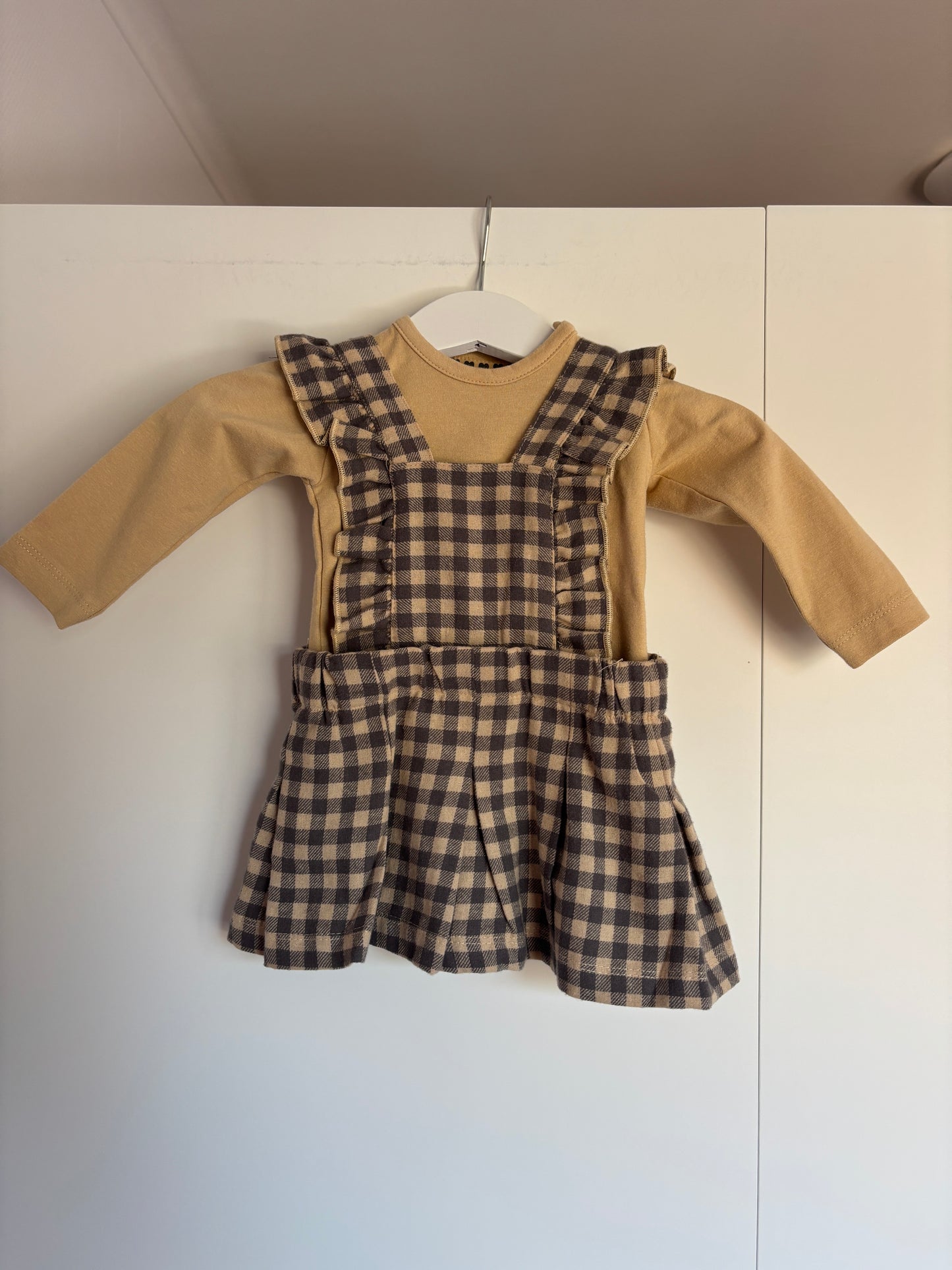 Setje: geruite jurkje en beige longsleeve