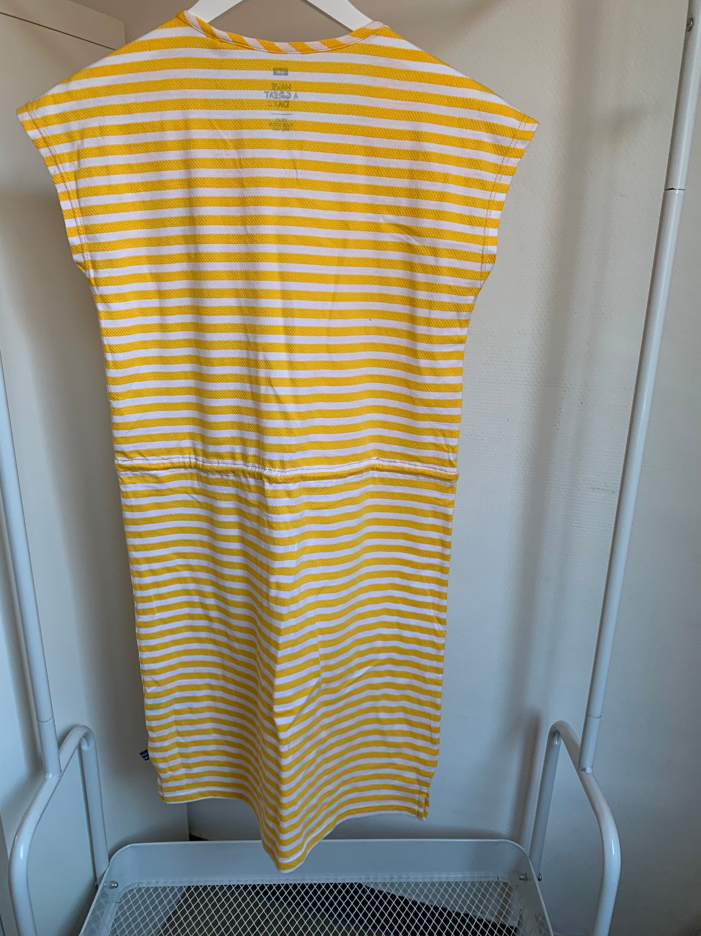 Gele gestreepte jurk