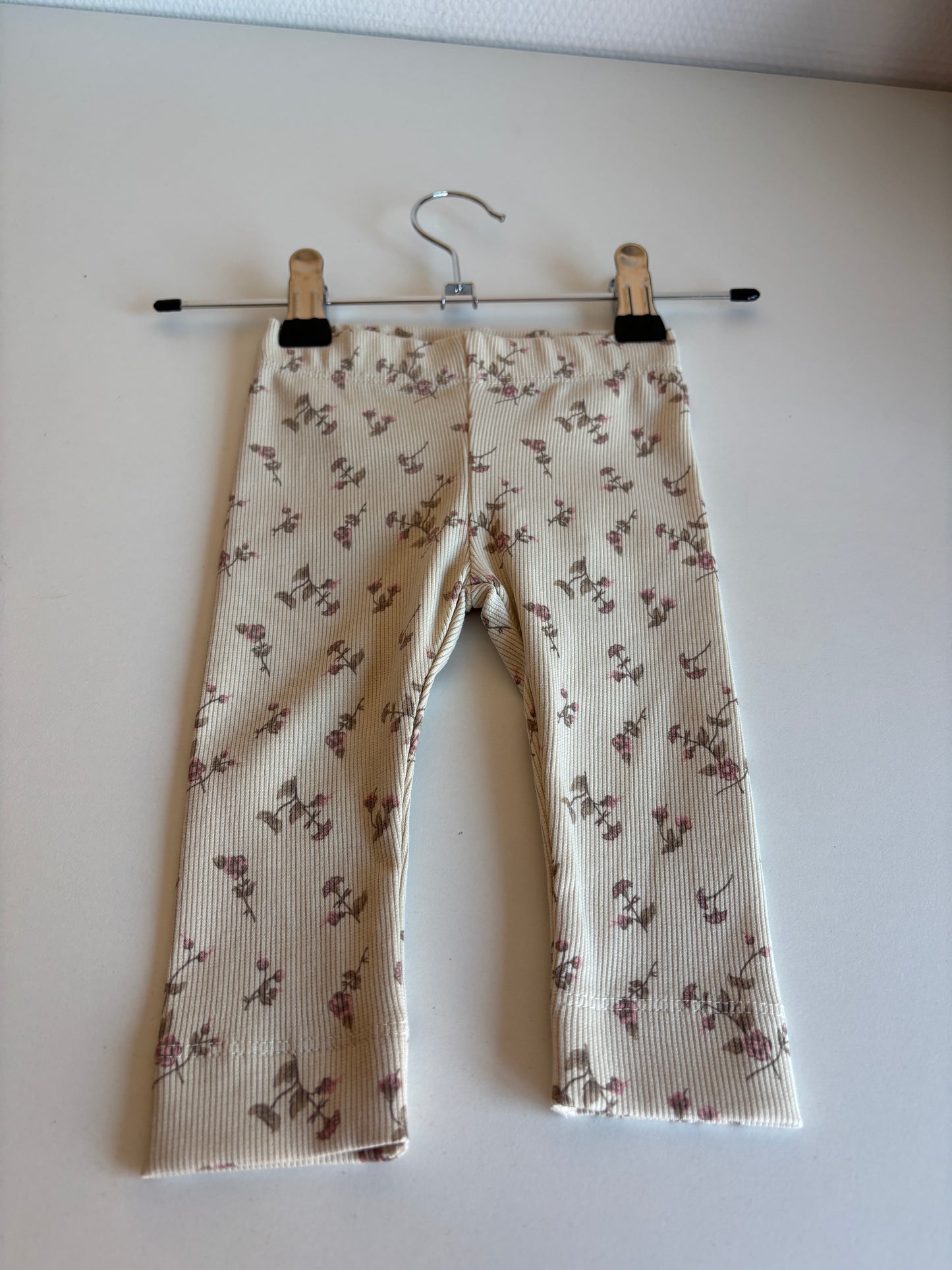 Crèmekleurige riblegging met bloemetjes