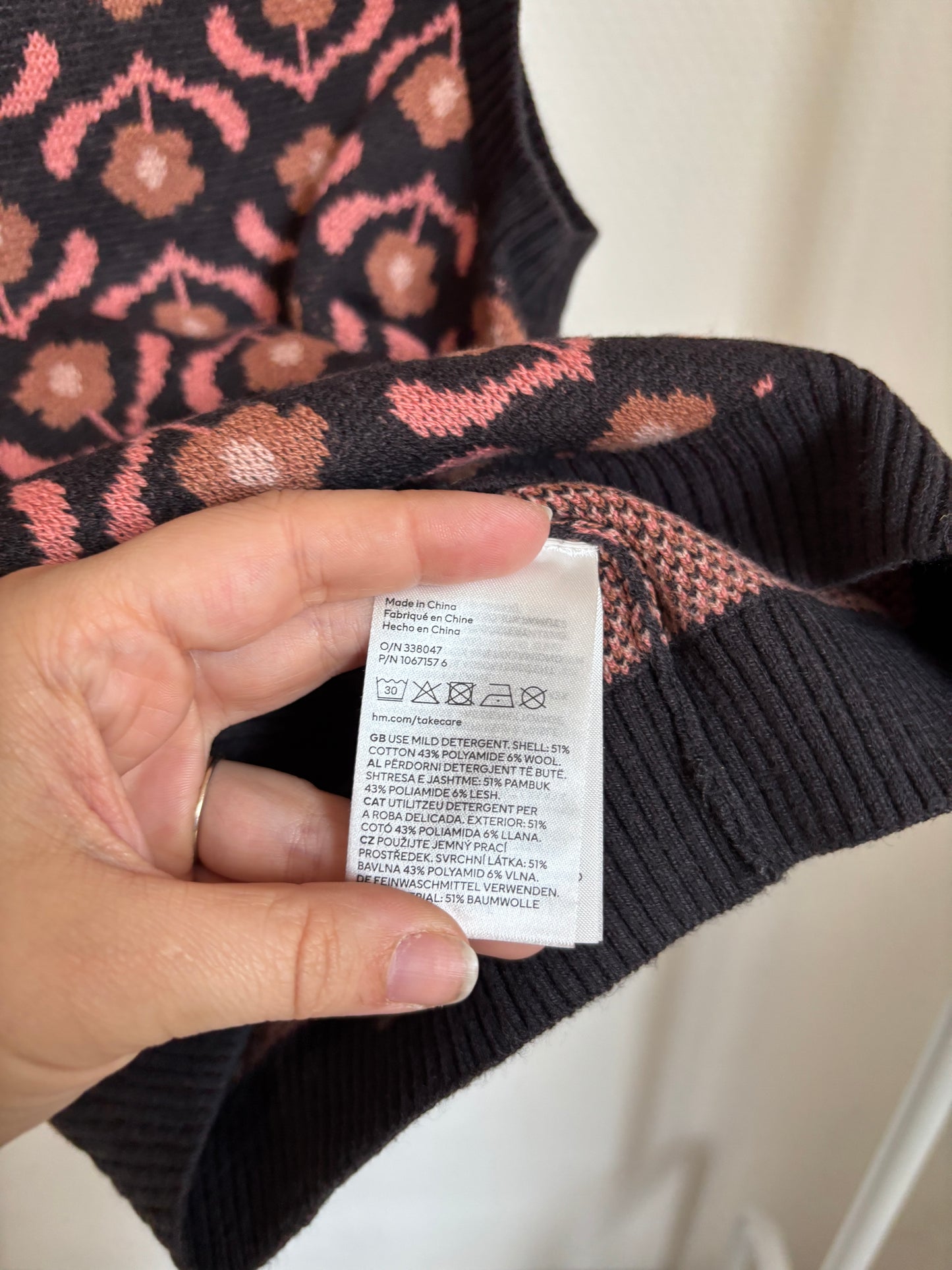 Zwarte spencer met pasteloranje bloemen