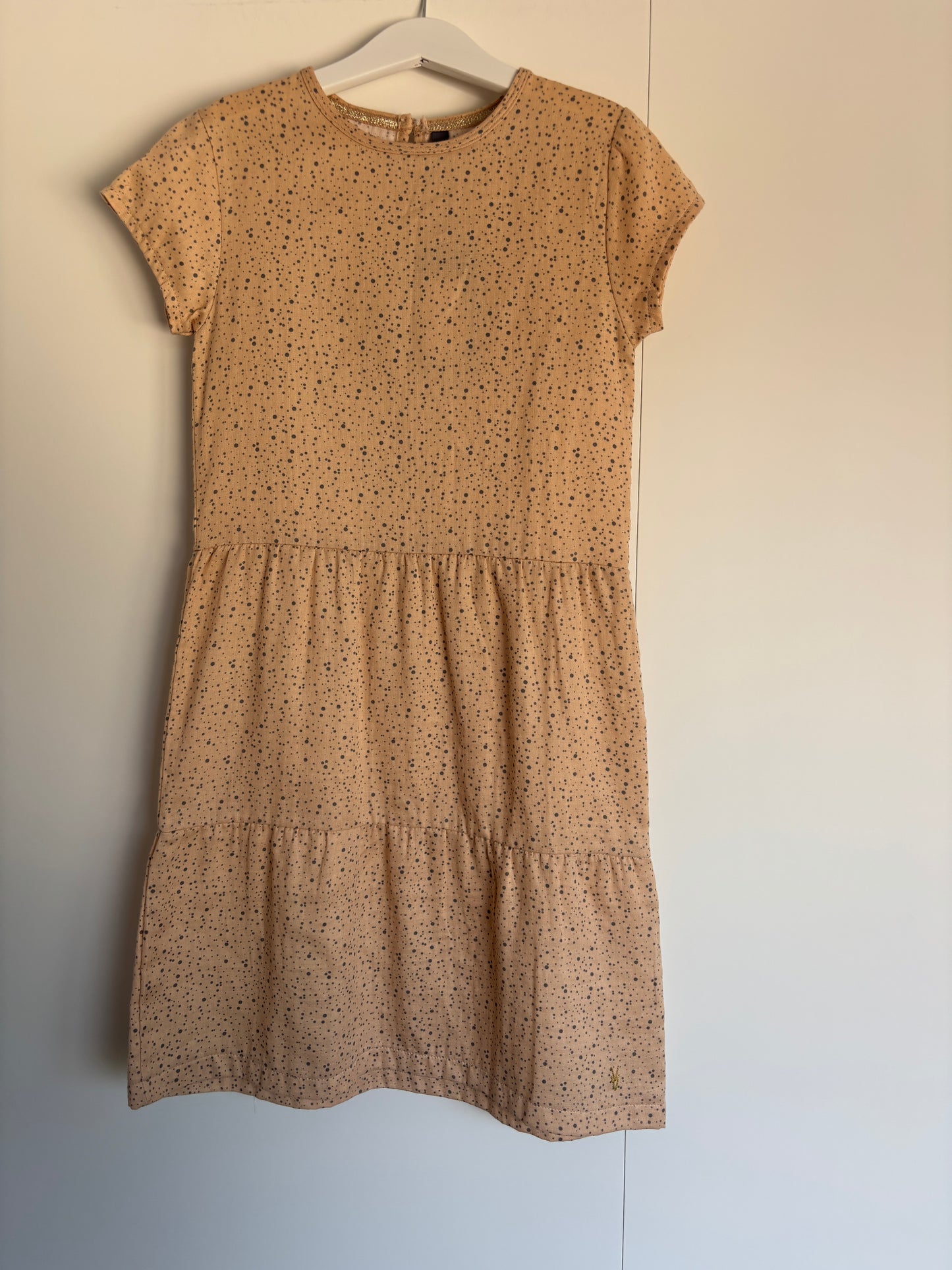 Beige jurkje met bolletjes