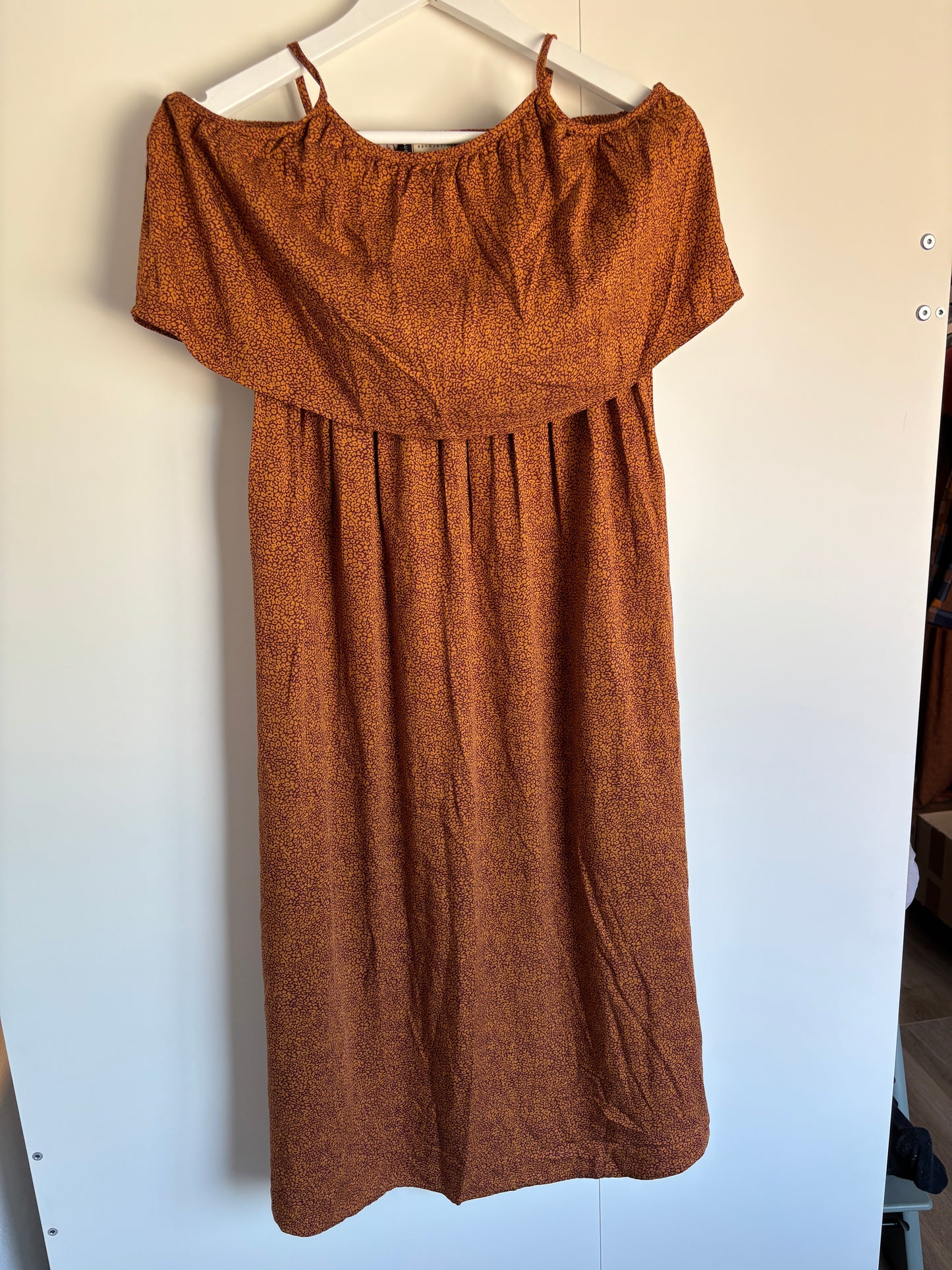 Bruine off-shoulder panterjurk