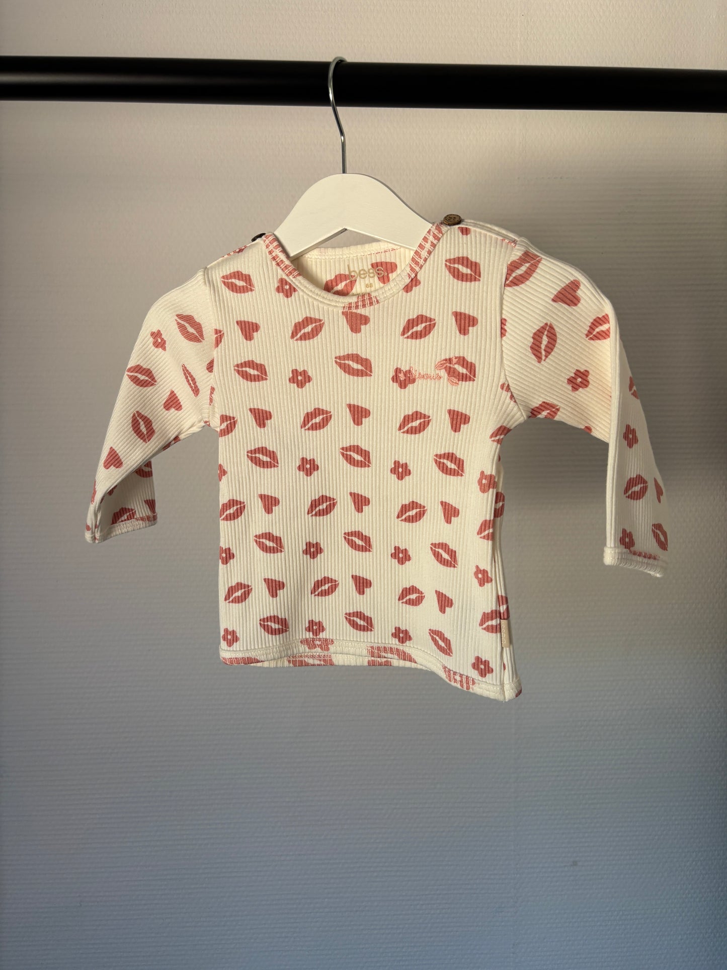 Crèmekleurige longsleeve met kusjes