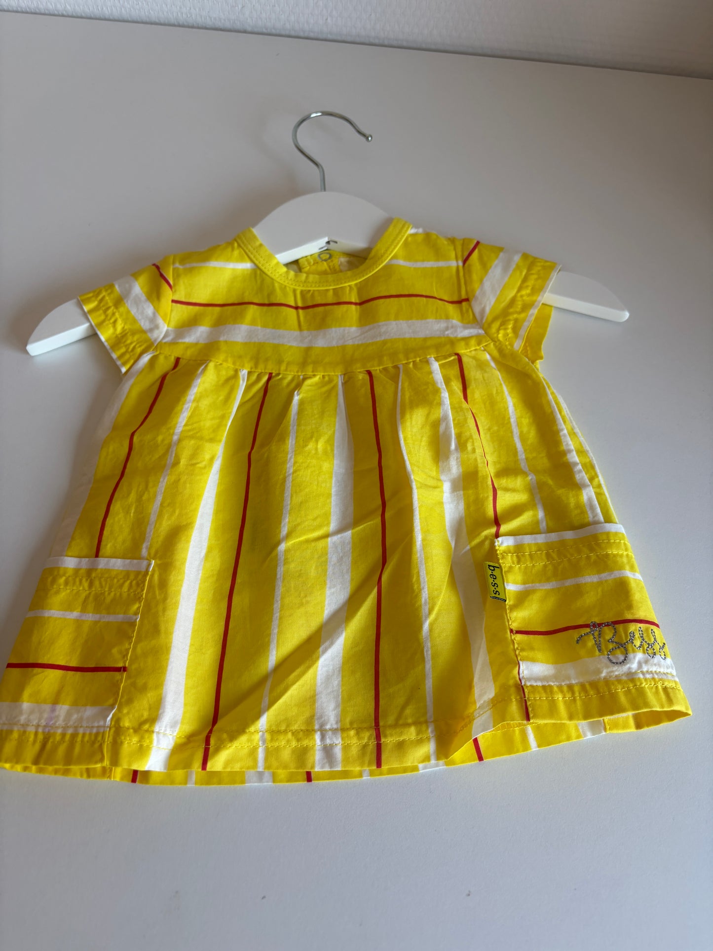 Geel gestreept jurkje