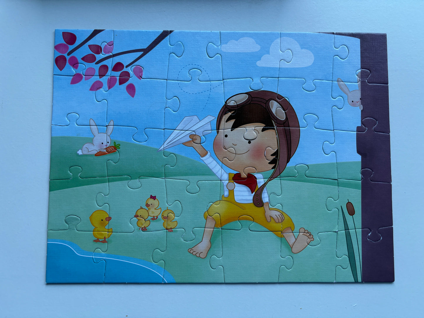 Jongetje met papieren vliegtuigje