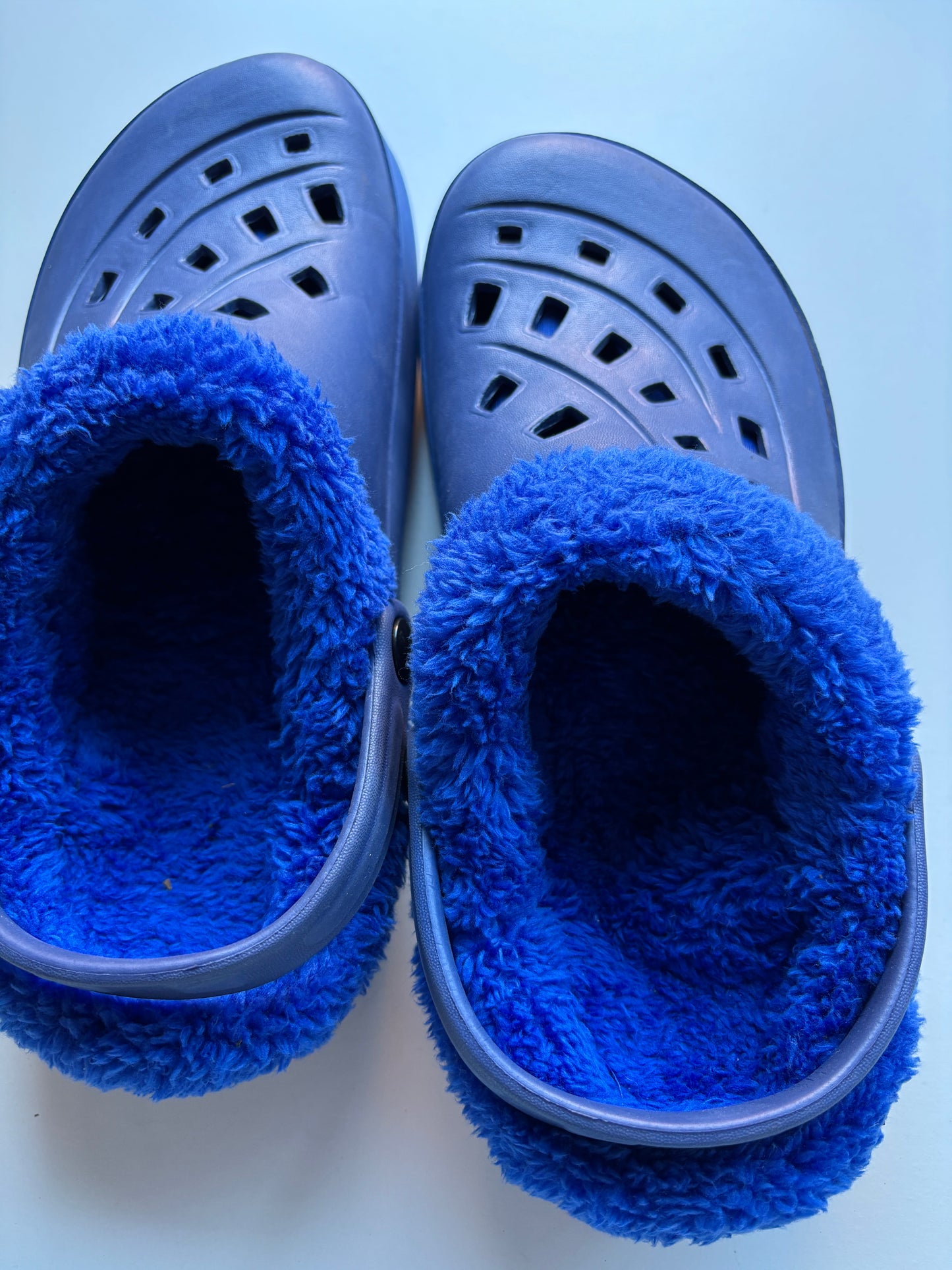 Marineblauwe 'crocs' met pels