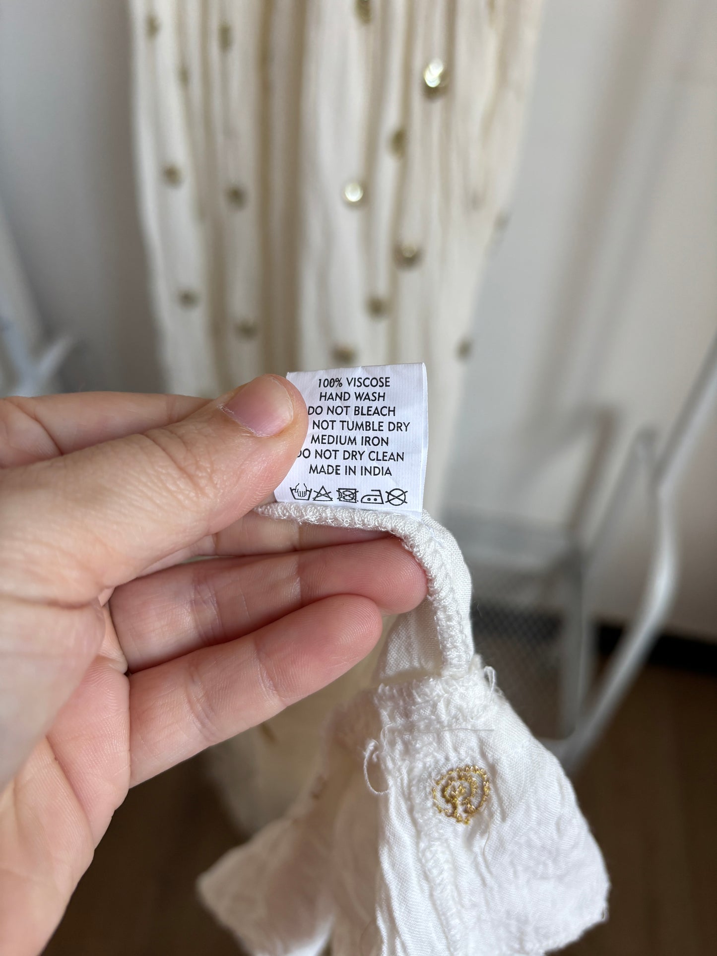 Crèmekleurige lange jurk met gouden accentjes