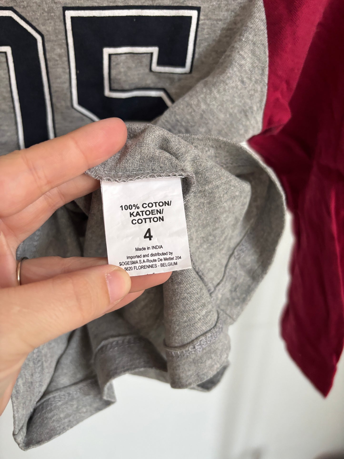 Grijze longsleeve met rode mouwen