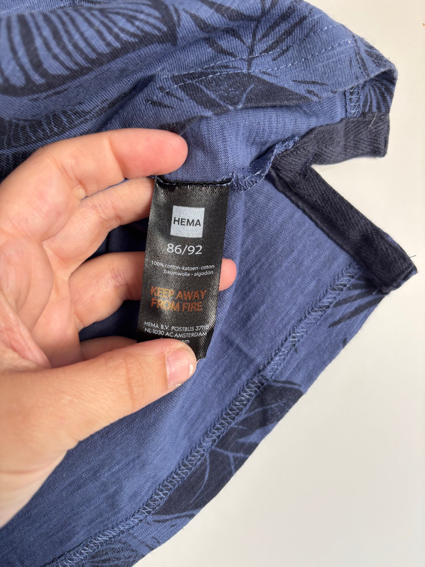 Blauwe polo met bladeren