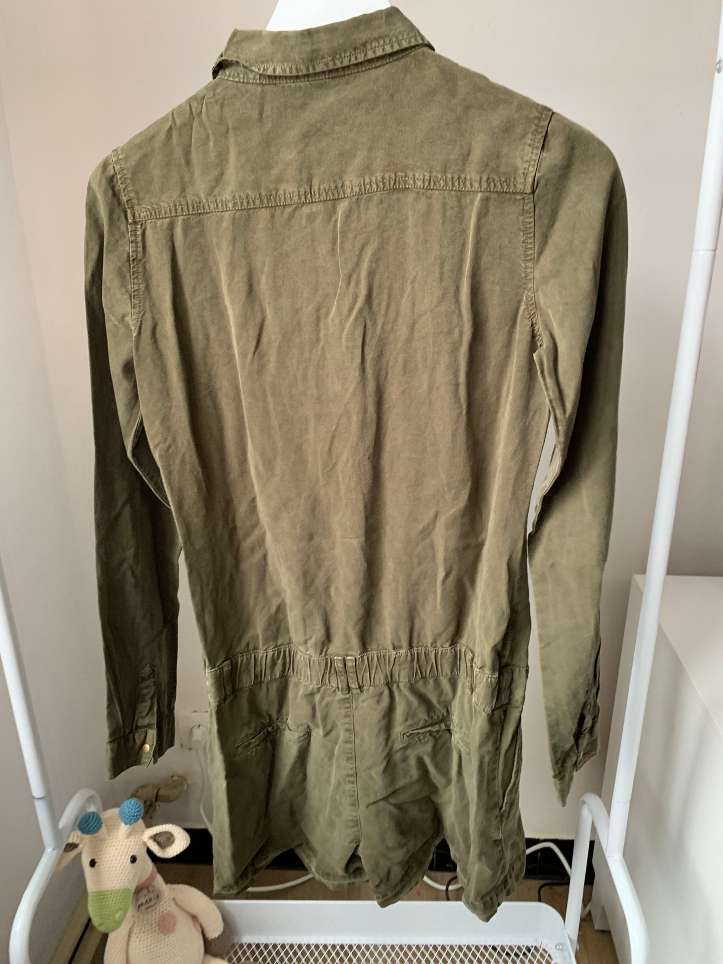Khaki playsuit met lange mouwen ๐ธ