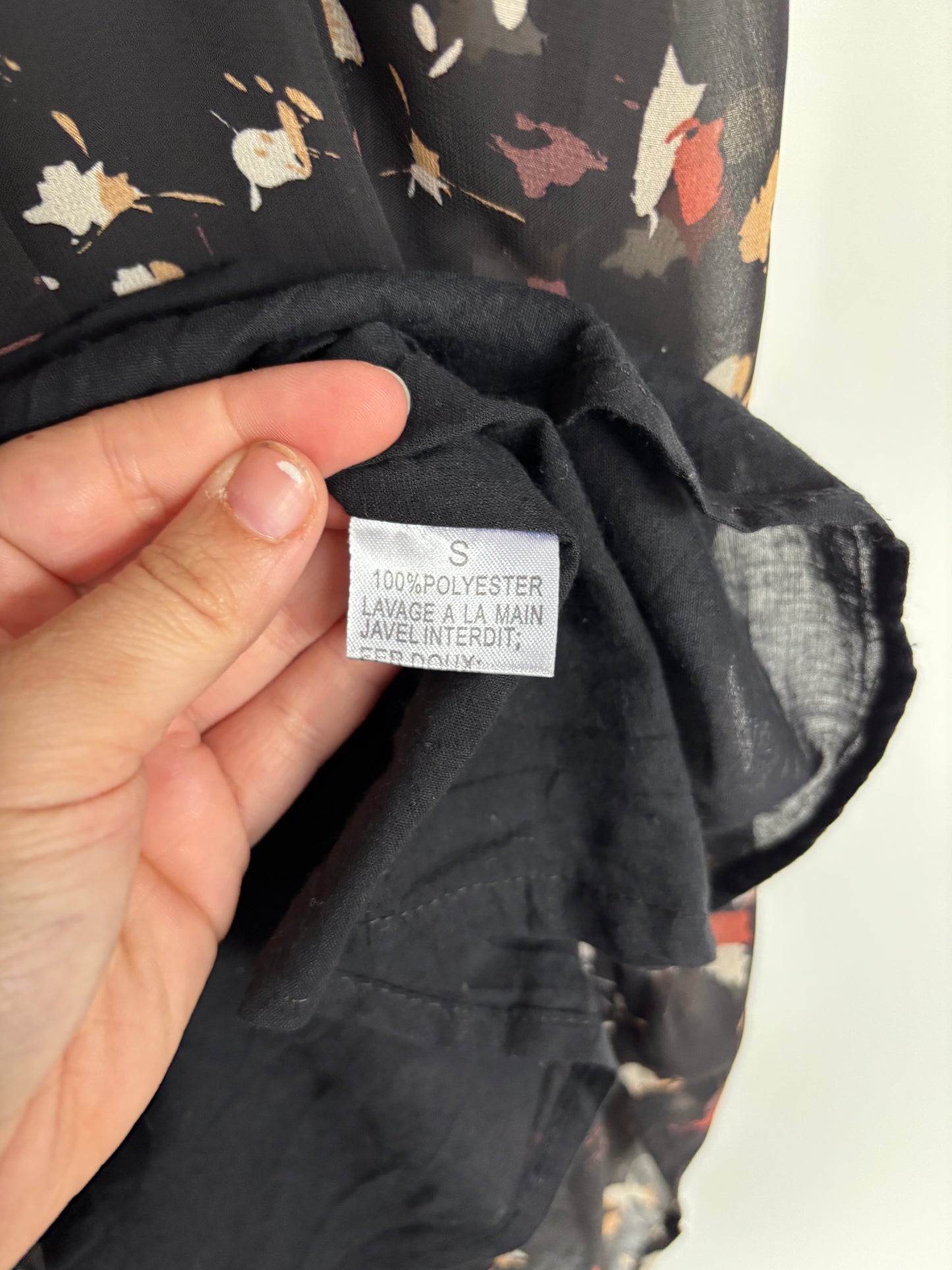 Zwart jurkje met herfstbladeren