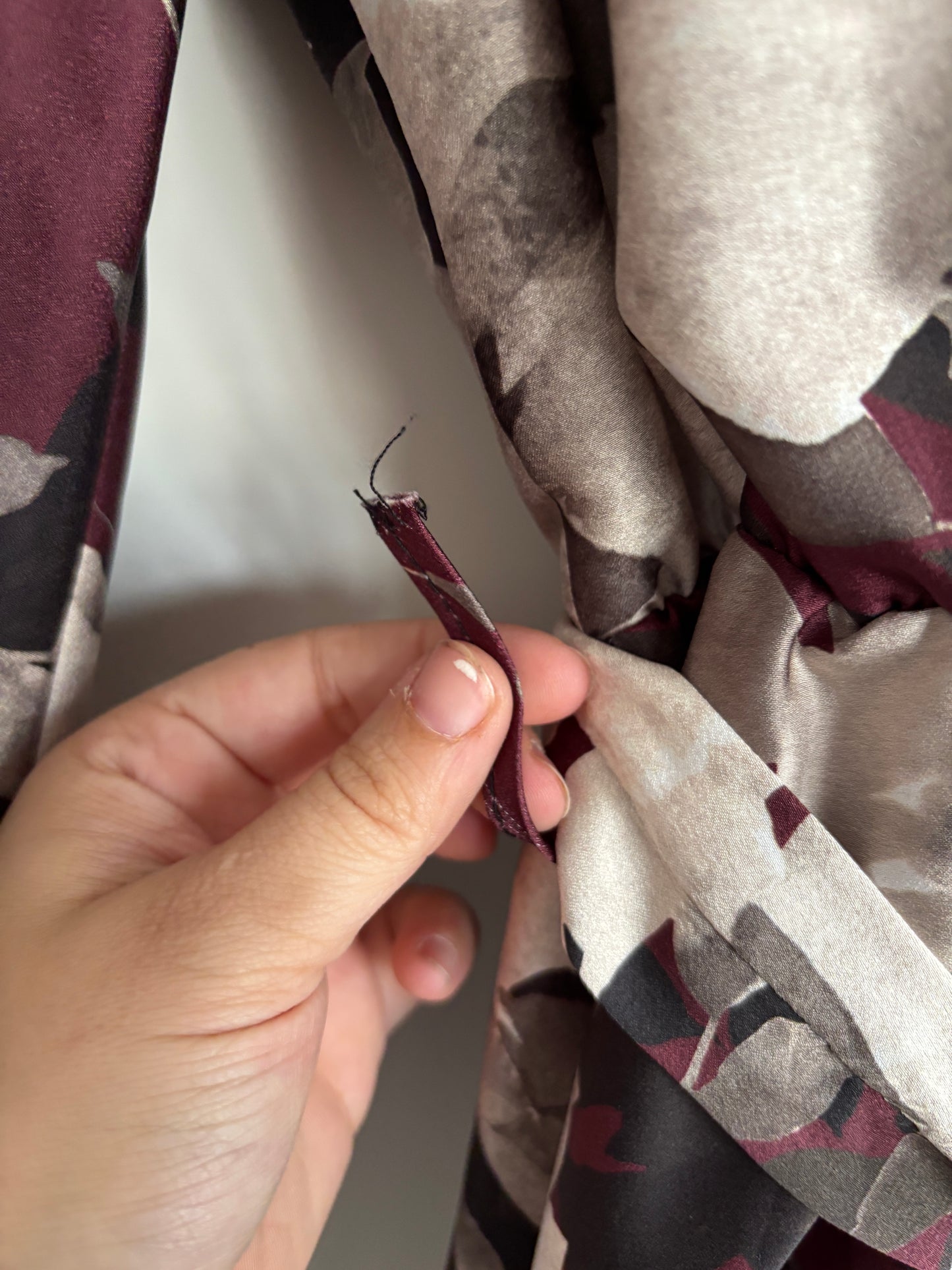 Wijnrode jurk met bladeren